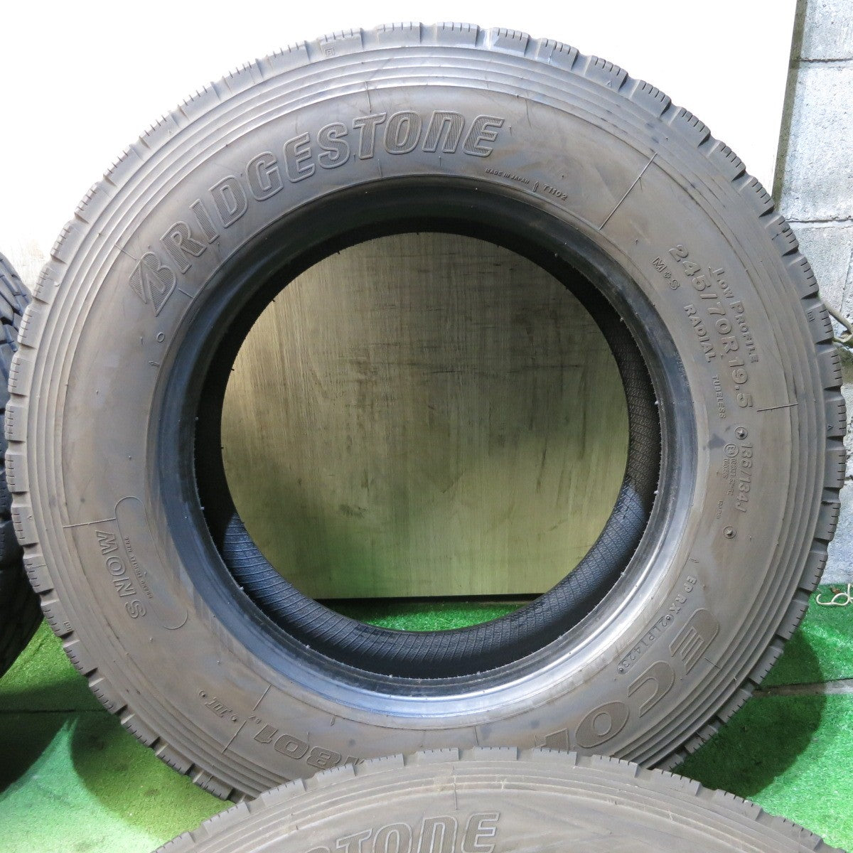 *送料無料* バリ溝！23年！8.5分★トラック タイヤ 245/70R19.5 136/134J ブリヂストン エコピア M801Ⅱ ミックス オールシーズン 19.5インチ★4021406クスタ