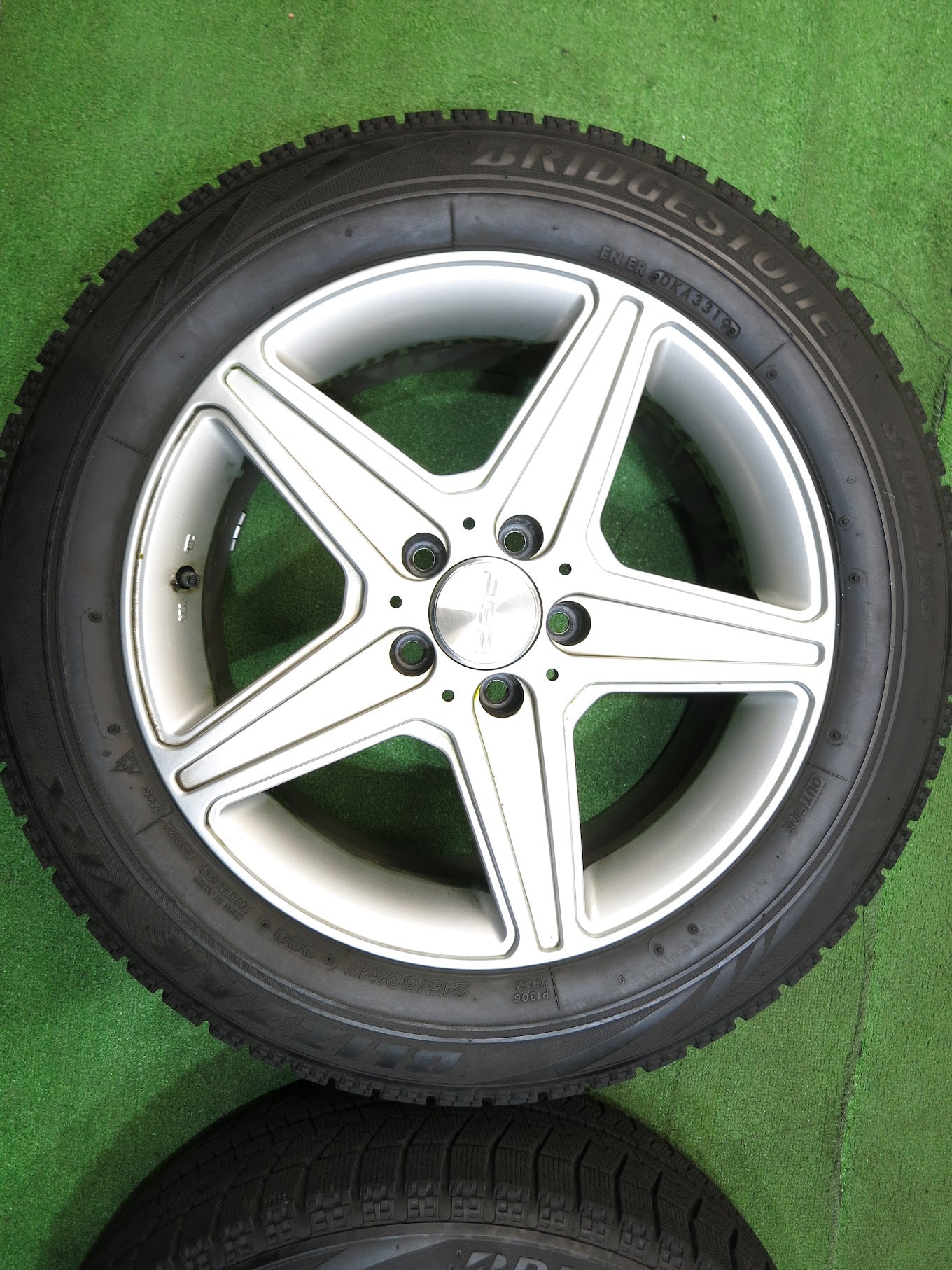 [送料無料]バリ溝！19年！9分★ベンツ 等 AGA 215/60R17 スタッドレス TAS ブリヂストン ブリザック VRX 17インチ PCD112/5H★2102111Hス