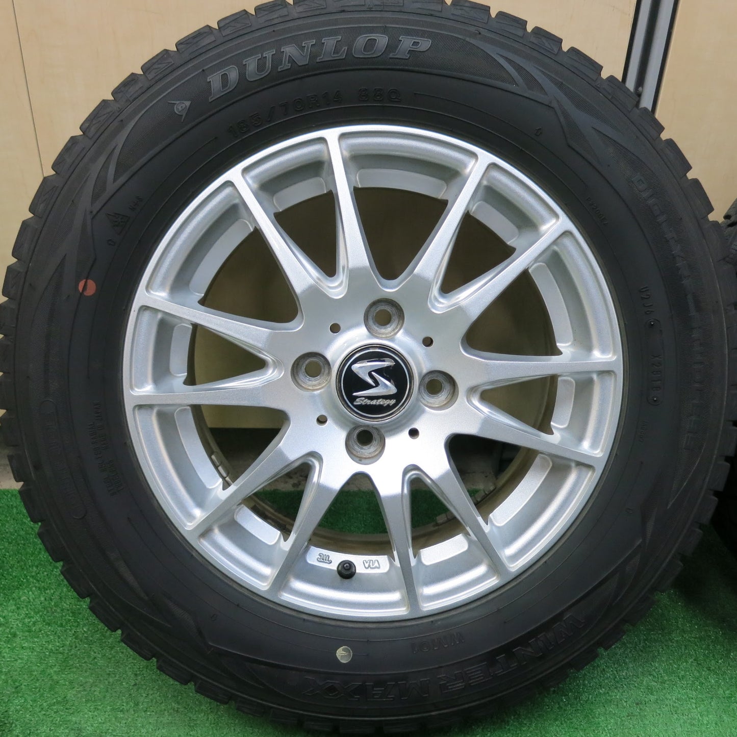 [送料無料]バリ溝！9分★スタッドレス 185/70R14 ダンロップ ウインターマックス WM01 Strategy ストラテジー 14インチ PCD100/4H★3042901ヒス