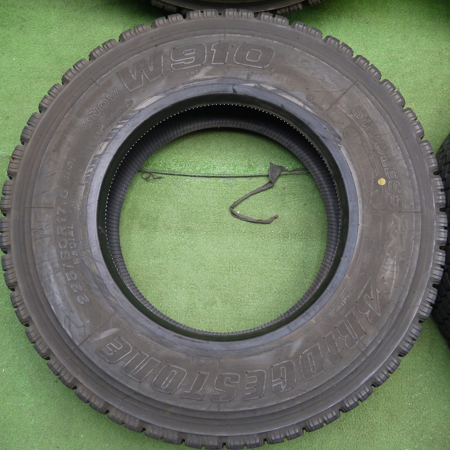 [送料無料]バリ溝！22年！8.5分★トラック タイヤ 225/80R17.5 123/122L スタッドレス ブリヂストン W910 17.5インチ★3041801クスタ