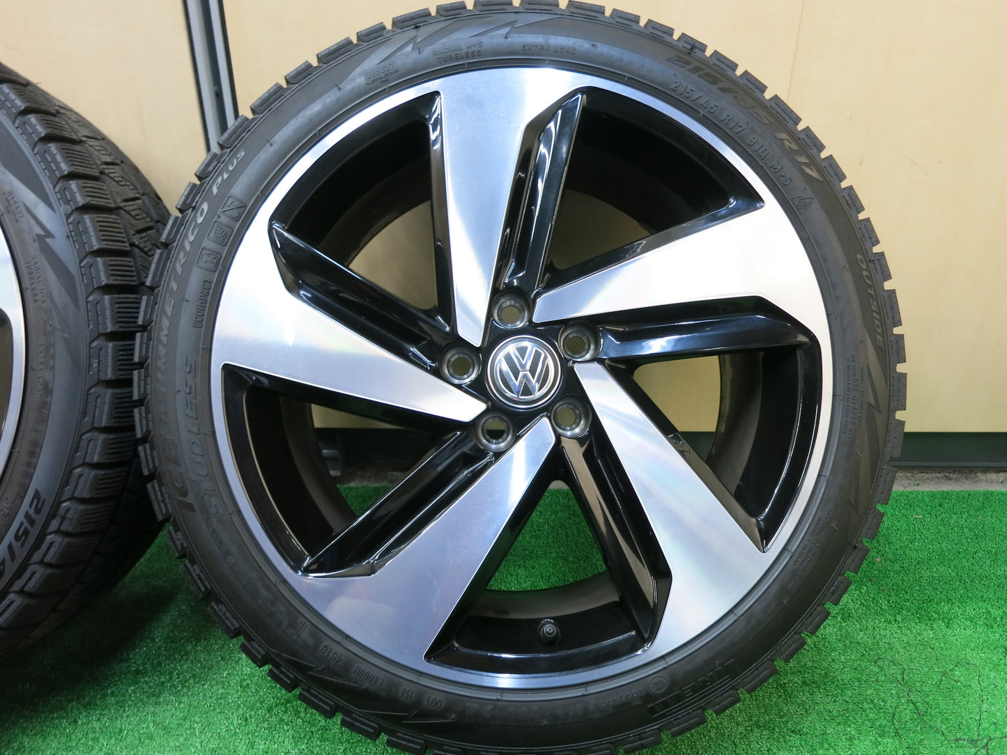 [送料無料]キレイ！18年★ワーゲン ポロ GTI 純正 215/45R17 スタッドレス ピレリ アイスアシンメトリコ プラス 17インチ PCD100/5H★2120303ヒス