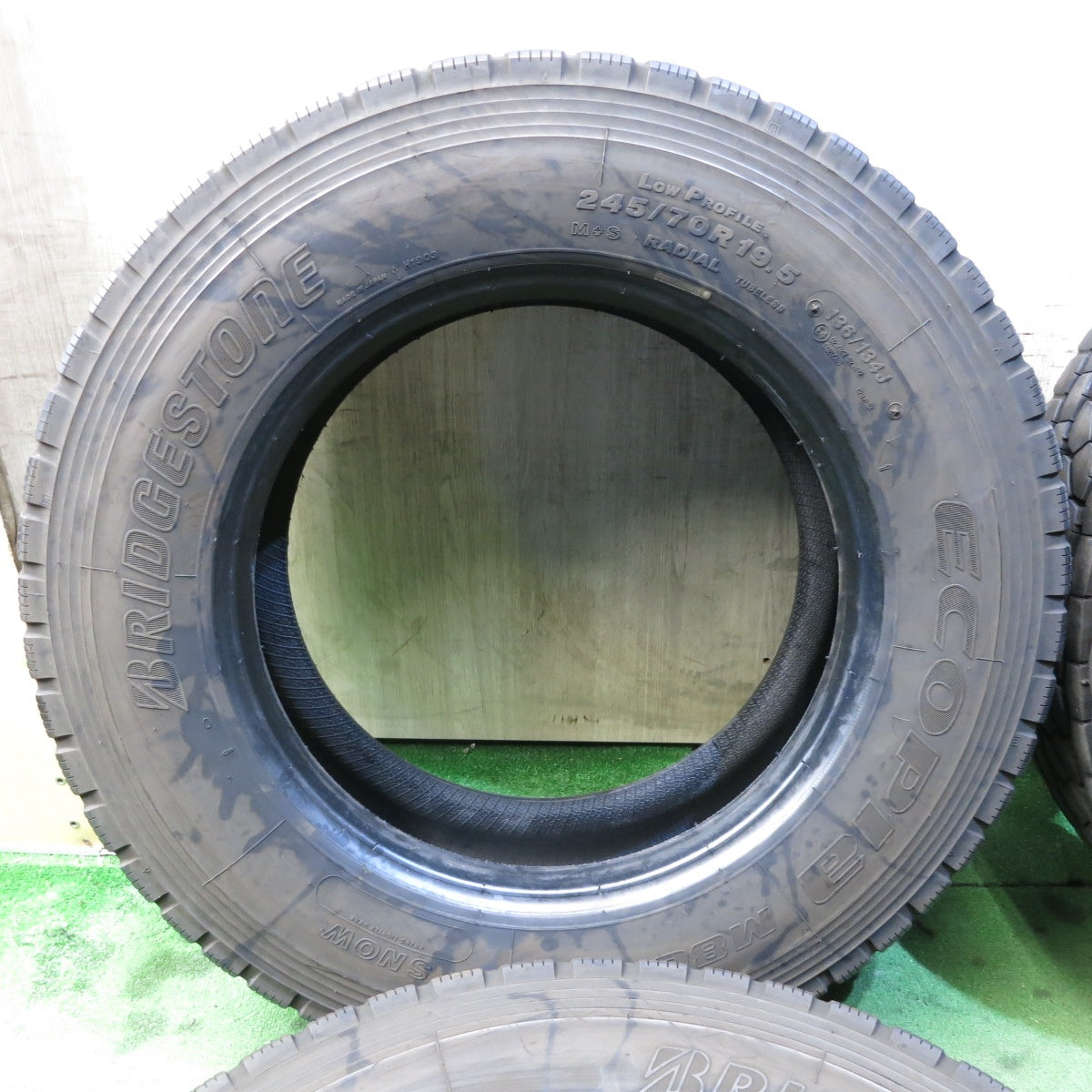 *送料無料* バリ溝！23年！8.5分★トラック タイヤ 245/70R19.5 136/134J ブリヂストン エコピア M801Ⅱ ミックス オールシーズン 19.5インチ★4021406クスタ