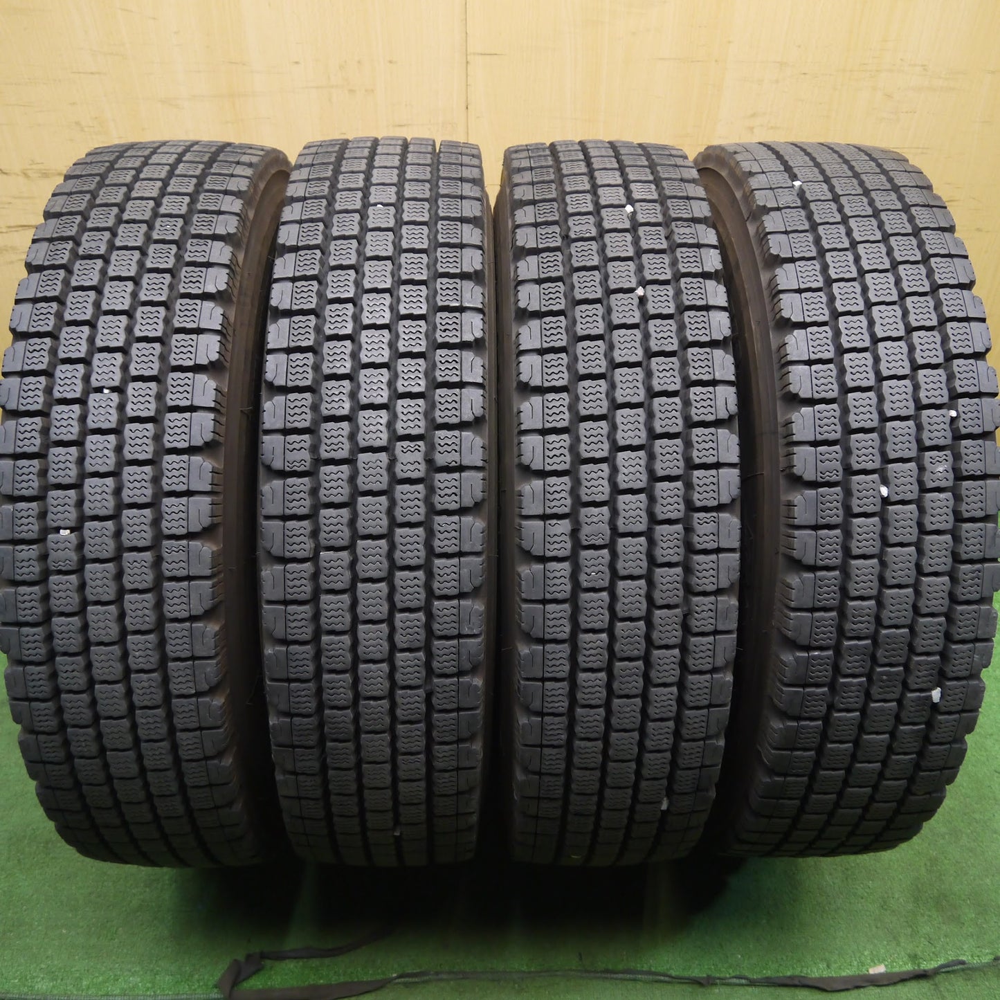 [送料無料]バリ溝！22年！9分★トラック タイヤ 225/80R17.5 123/122L スタッドレス ブリヂストン W910 17.5インチ★3041108クスタ
