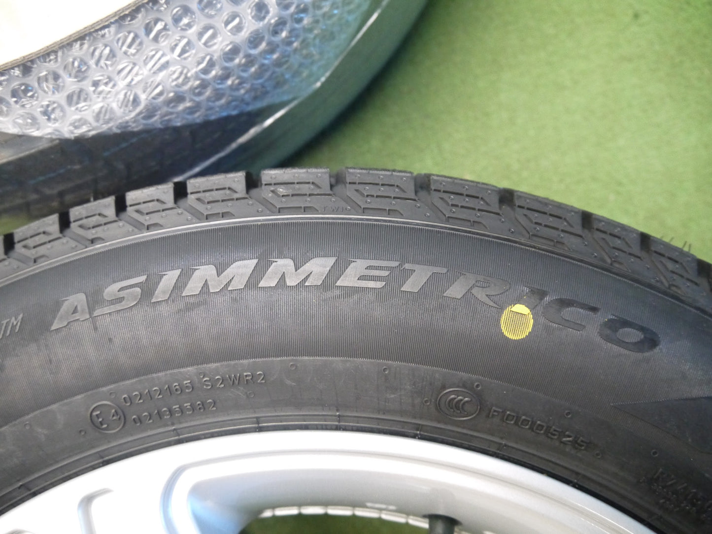 [送料無料]未使用！22年★BMW アウディ 等 AGA 205/60R16 スタッドレス ピレリ アイスゼロ アシンメトリコ PCD112/5H★3011804クス