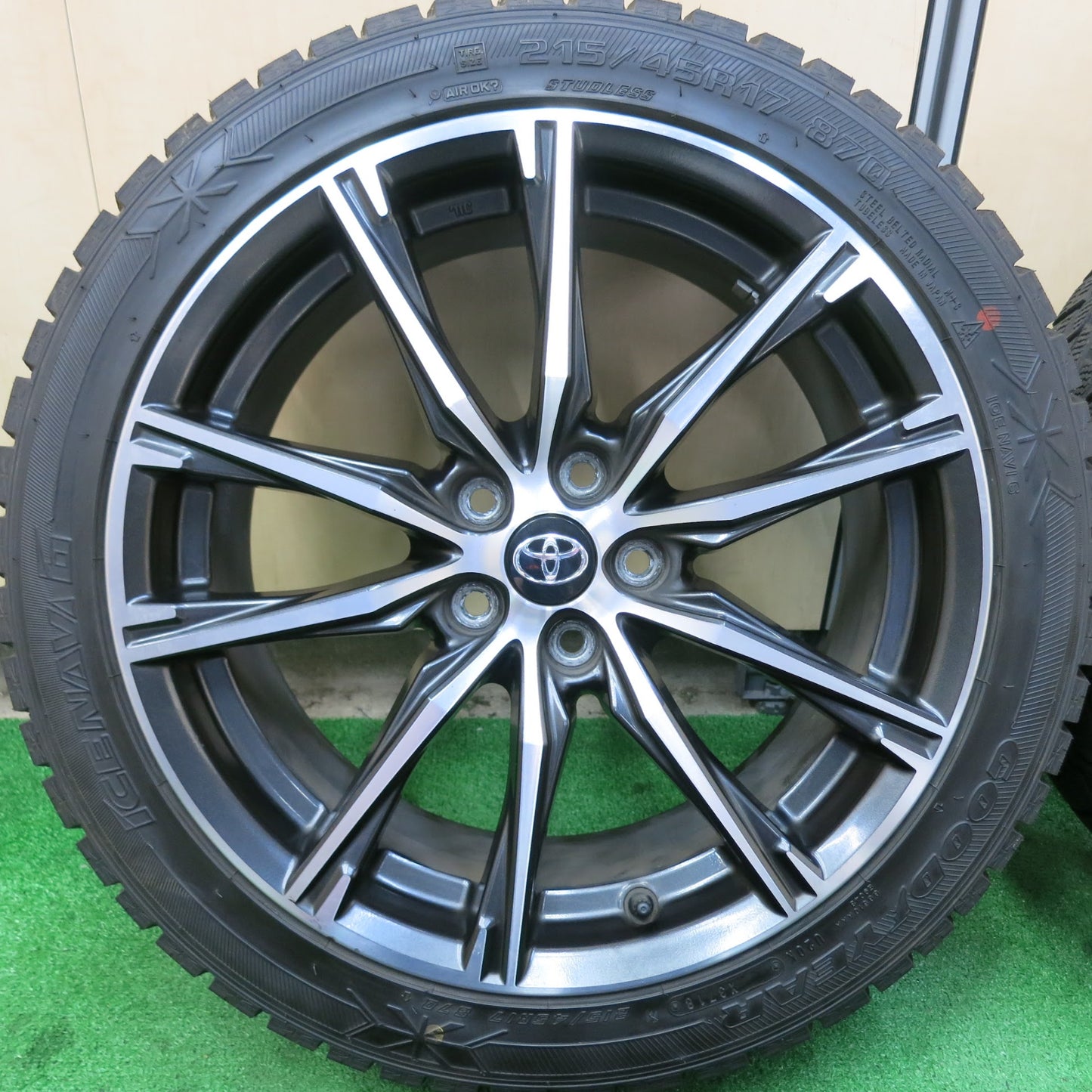 [送料無料]バリ溝！9.5分★トヨタ 86 純正 215/45R17 スタッドレス グッドイヤー アイスナビ6 17インチ PCD100/5H スバル BRZ★3051202ヒス
