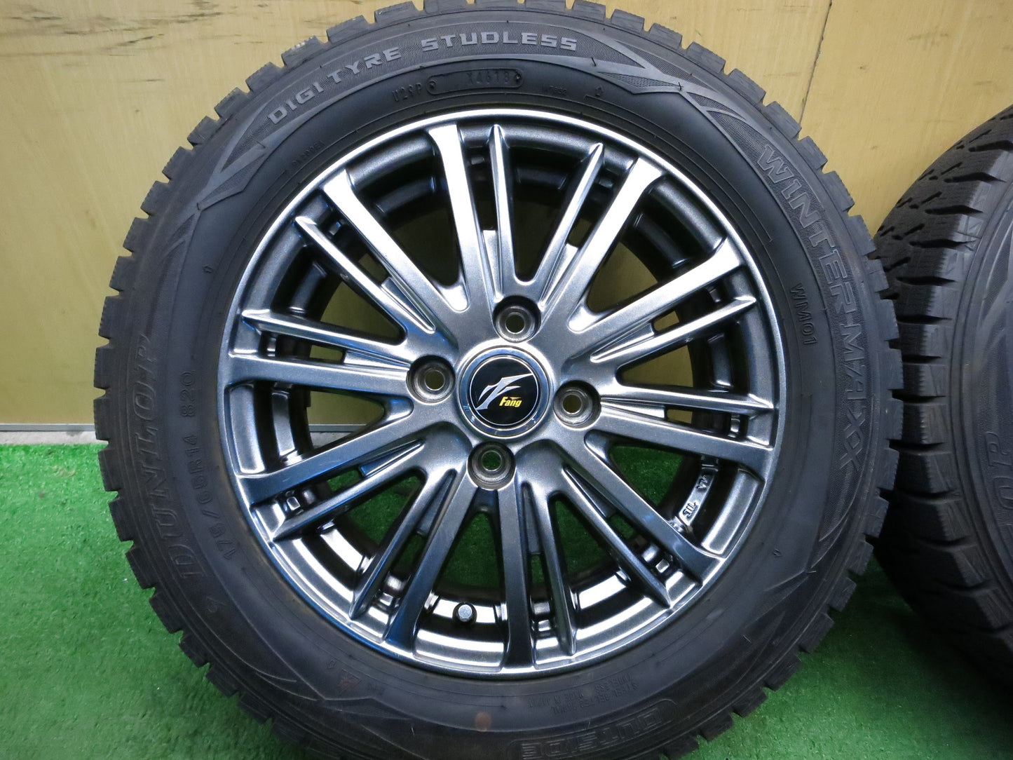 [送料無料]超バリ溝！18年！キレイ！9.5分以上★スタッドレス 175/65R14 ダンロップ ウインターマックス WM01 Fang ファング 14インチ PCD100/4H★2121204Hス