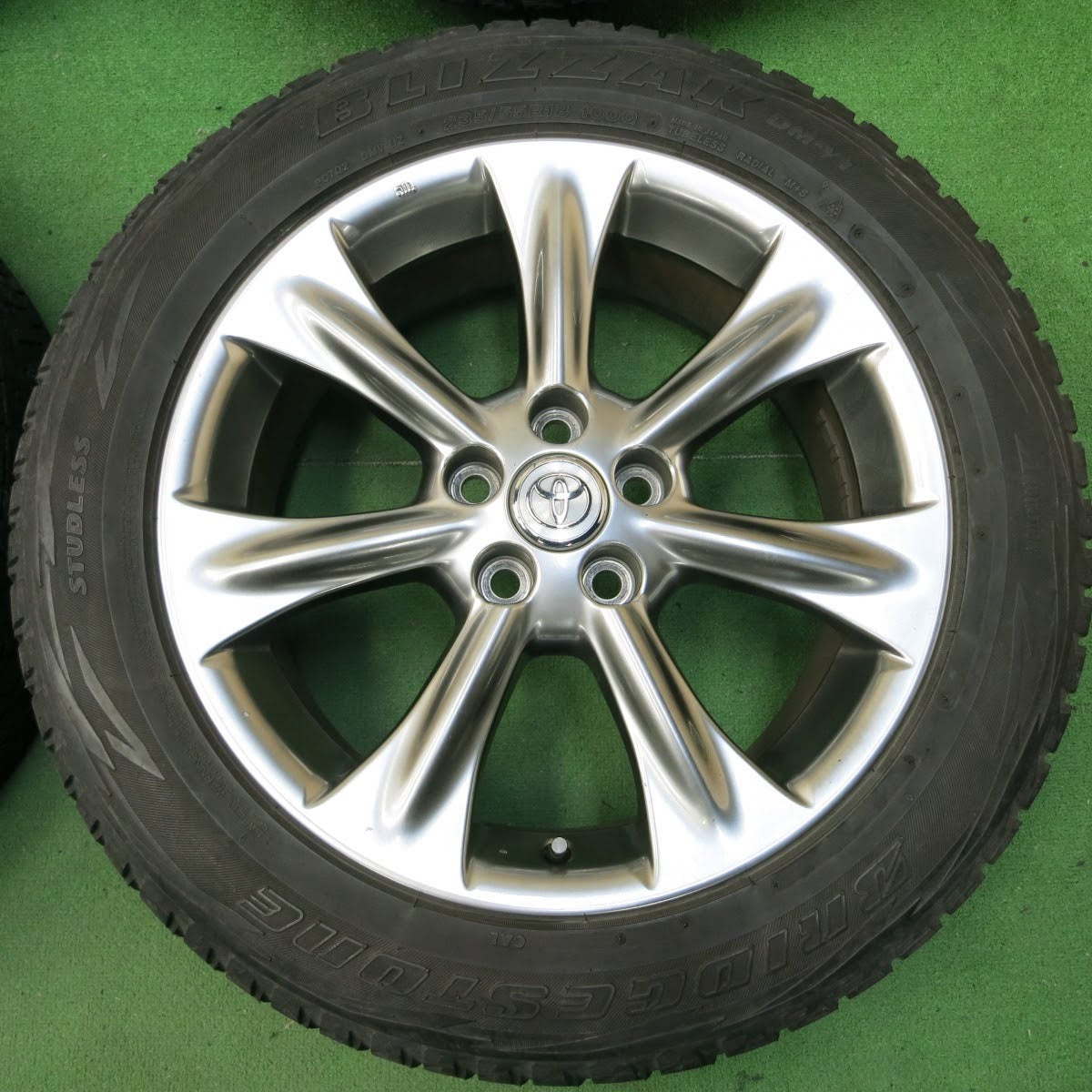 [送料無料]キレイ★トヨタ 30系 ハリアー 純正 235/55R18 スタッドレス ブリヂストン ブリザック DM-V1 18インチ PCD114.3/5H★3070105イス
