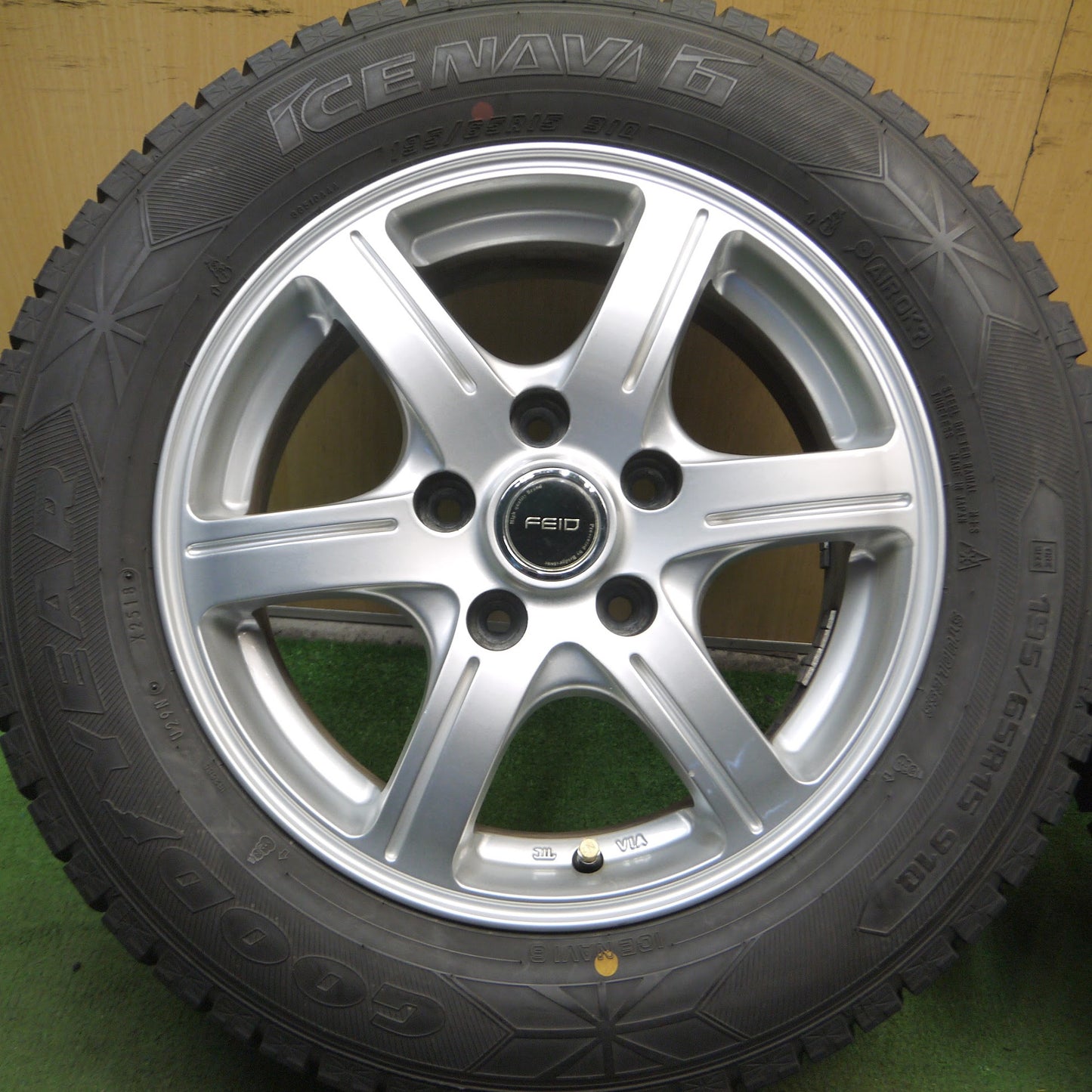[送料無料]超バリ溝！キレイ！ほぼ10分★スタッドレス 195/65R15 グッドイヤー アイスナビ6 FEID 15インチ PCD114.3/5H★3111305Hス