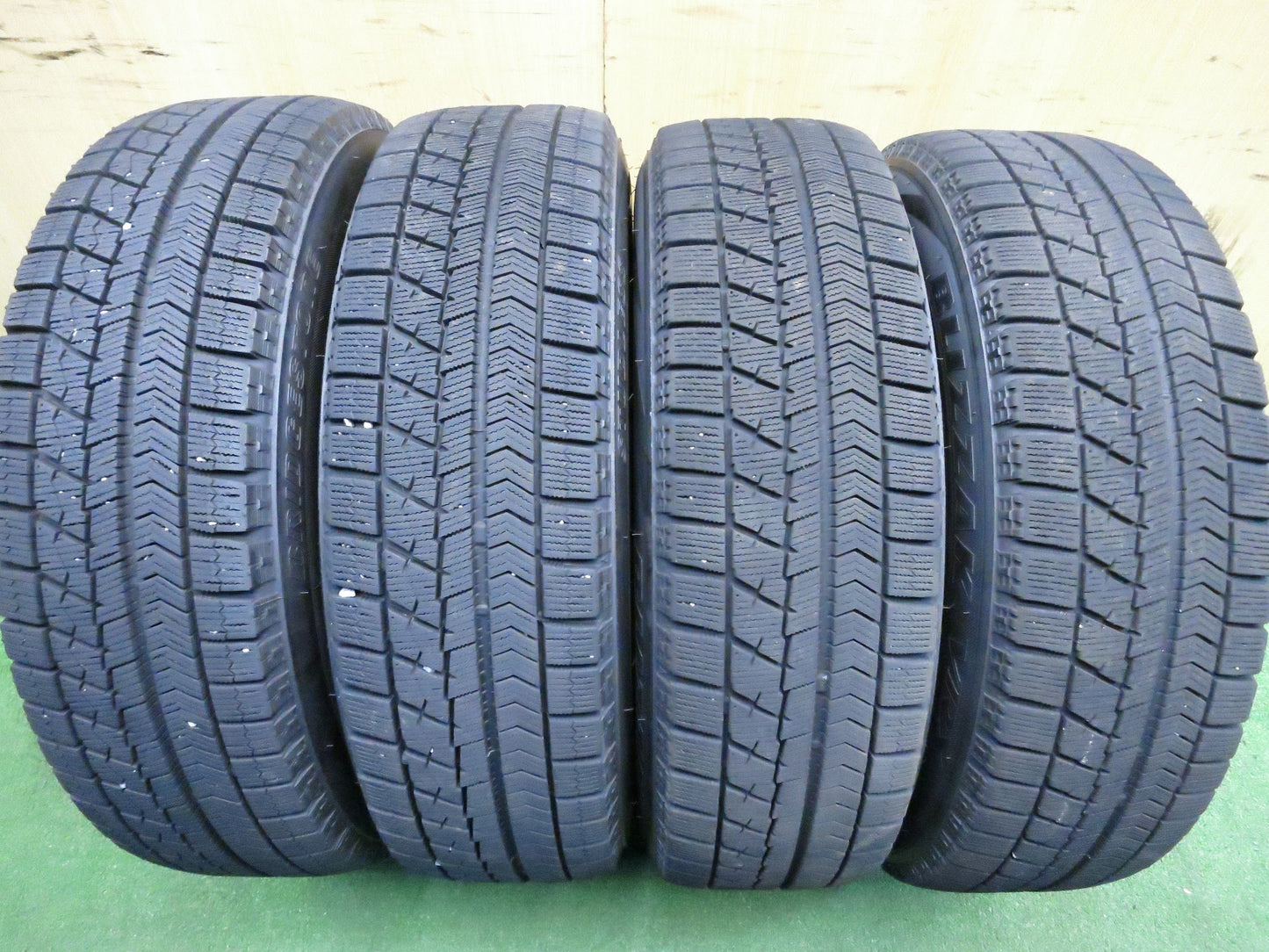 [送料無料]バリ溝！19年！綺麗！9.5分★ワーゲン up 等 IRVINE 165/70R14 スタッドレス ブリヂストン ブリザック VRX アーヴィン PCD100/4H★3011001Hス