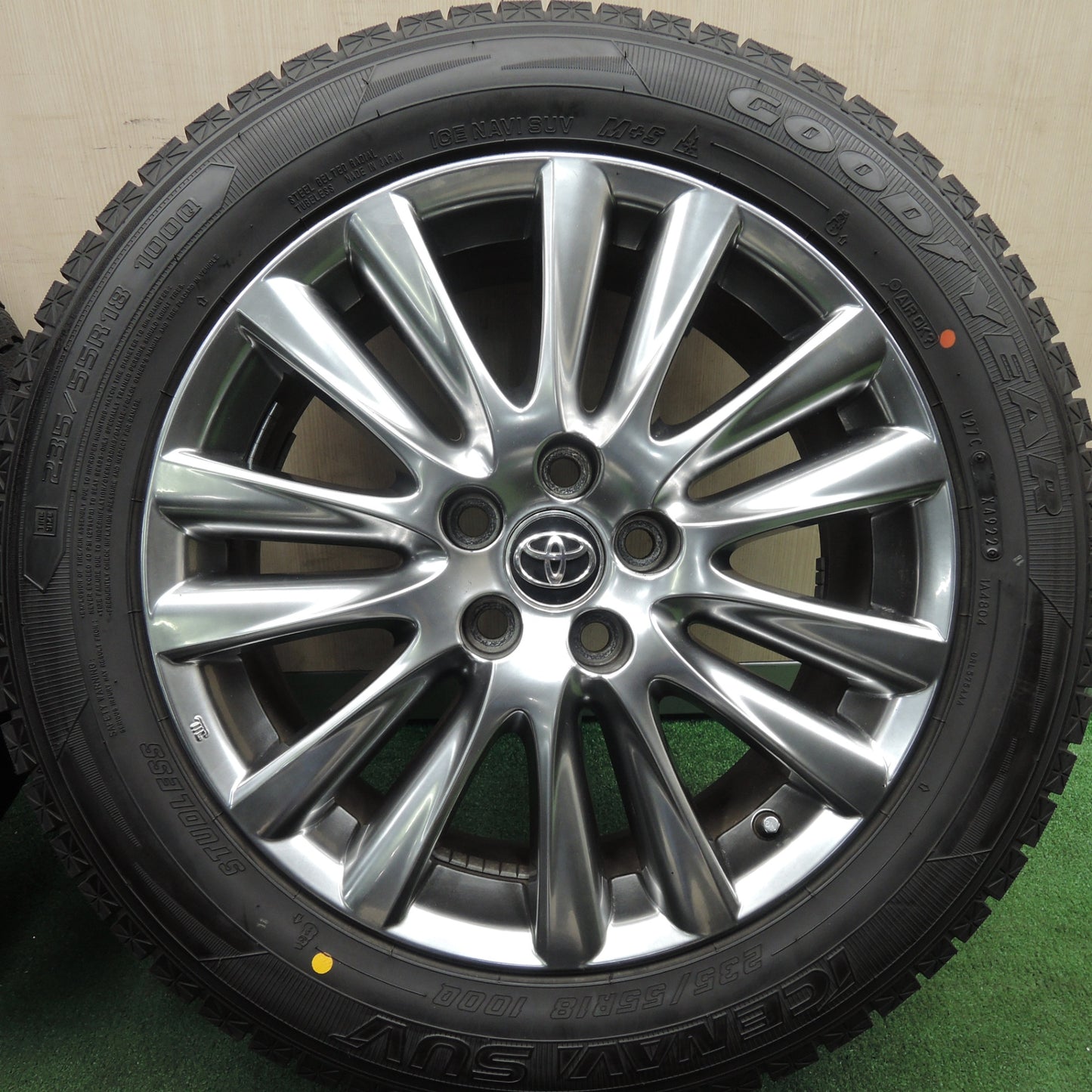 *送料無料* 超バリ溝！22年！キレイ！ほぼ10分★トヨタ 60系 ハリアー 純正 235/55R18 スタッドレス グッドイヤー アイスナビ SUV PCD114.3/5H★4021712HAス