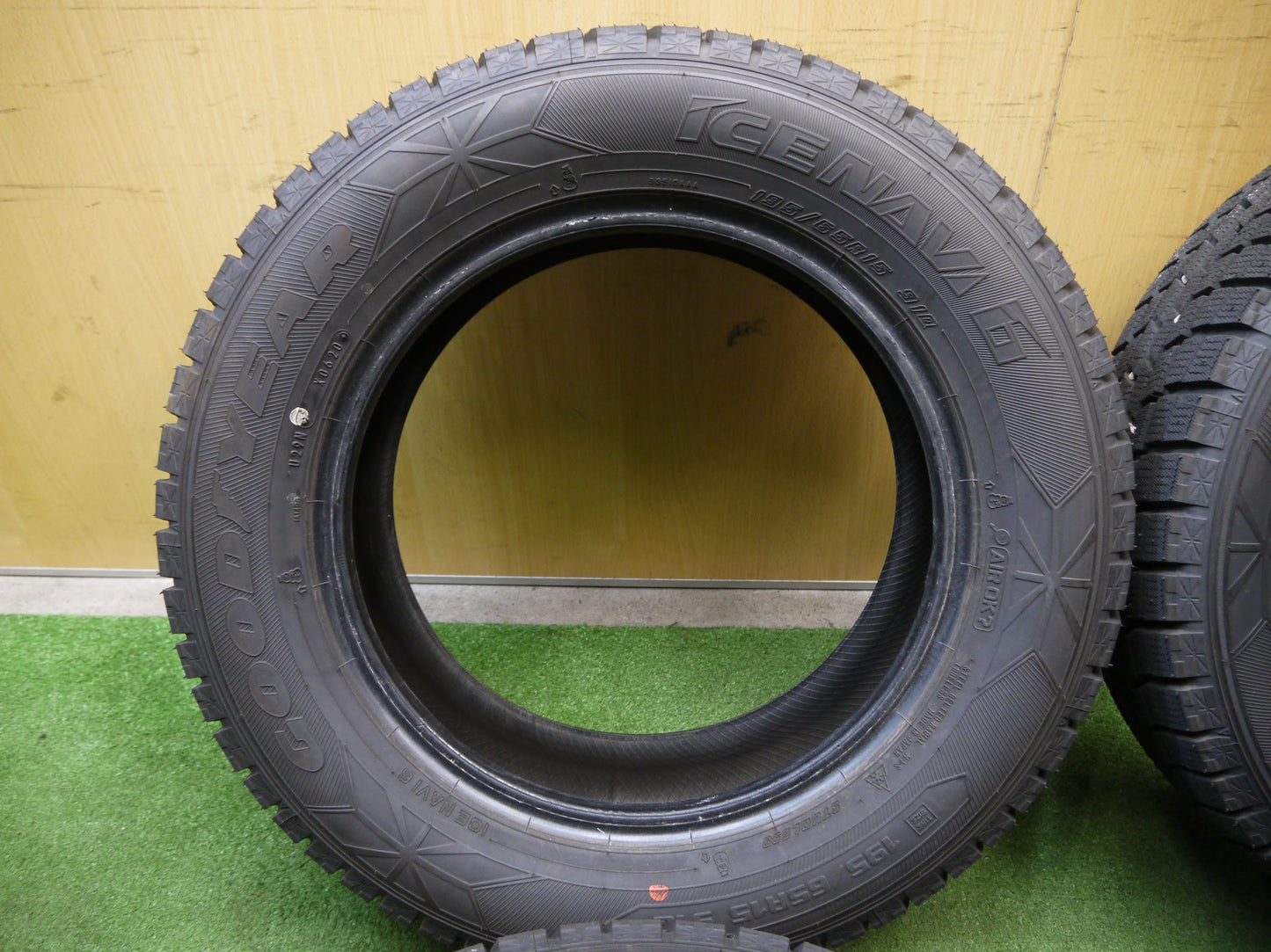 [送料無料]バリ溝！20年！ほぼ10分★スタッドレス 195/65R15 グッドイヤー アイスナビ6 15インチ タイヤ ノア ヴォクシー エスクァイア 等★2050613クスタ