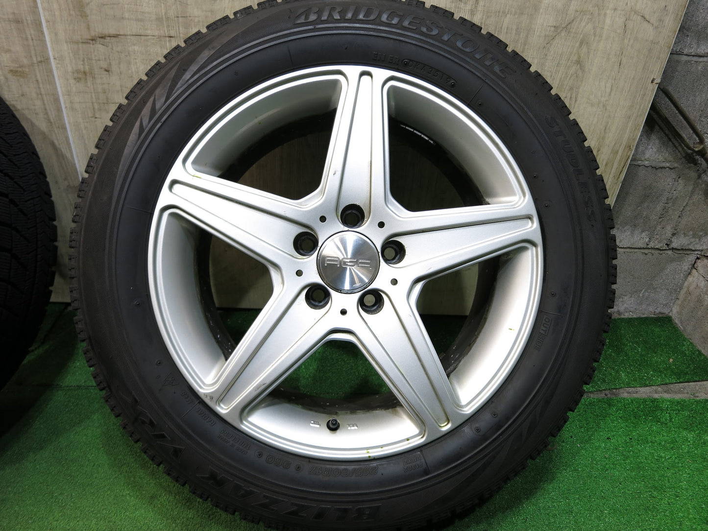 [送料無料]バリ溝！19年！9分★ベンツ 等 AGA 215/60R17 スタッドレス TAS ブリヂストン ブリザック VRX 17インチ PCD112/5H★2102111Hス