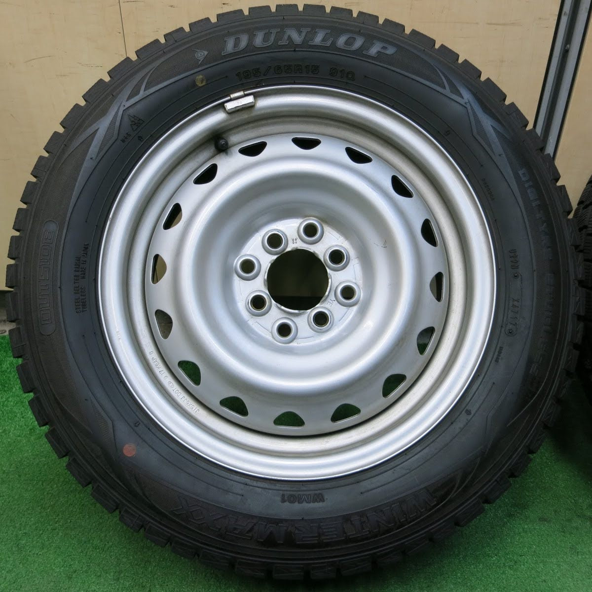 [送料無料]バリ溝！綺麗！9.5分★スタッドレス 195/65R15 ダンロップ ウインターマックス WM01 スチール ホイール 15インチ PCD100 114.3/4H マルチ★3082801イス