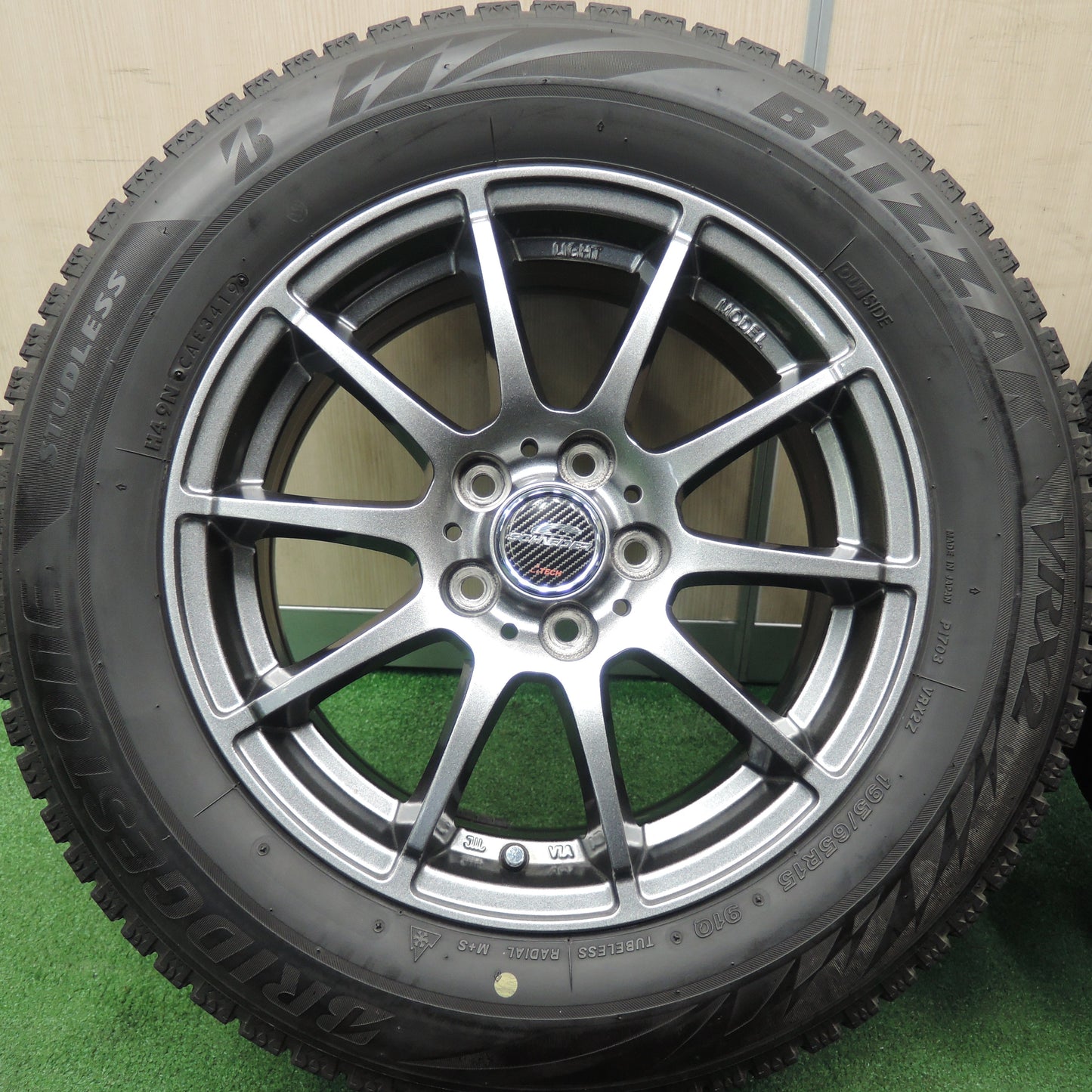 *送料無料*バリ溝！19年！キレイ！8.5分★プリウス等 195/65R15 スタッドレス ブリヂストン ブリザック VRX2 SCHNEIDER シュナイダー 15インチ PCD100/5H★3120104TNス