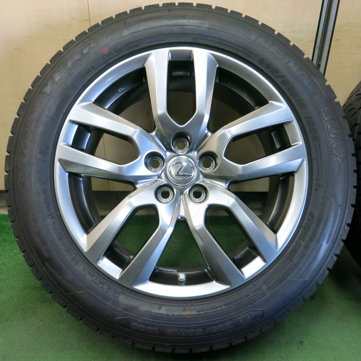 *送料無料*センサー付き！バリ溝！キレイ！9.5分★レクサス NX300h バージョンL 純正 225/60R18 スタッドレス グッドイヤー アイスナビ SUV PCD114.3/5H★3101308イス