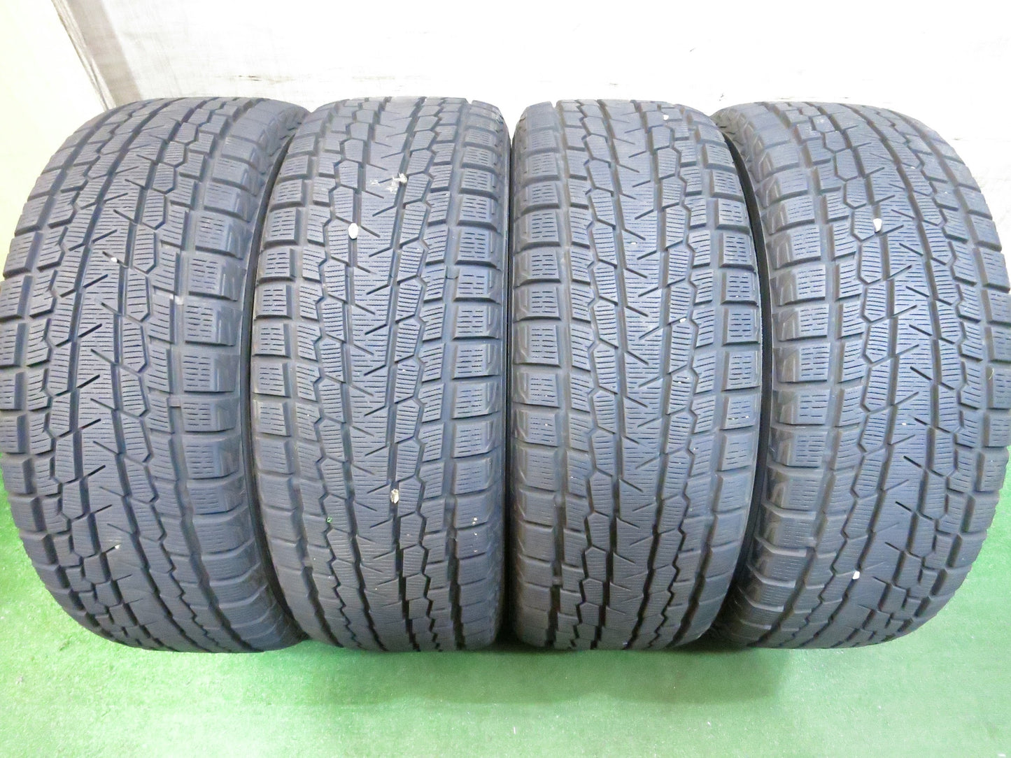 [送料無料]バリ溝！20年！キレイ！9.5分★ボルボ 等 TECMAG 235/55R18 スタッドレス ヨコハマ アイスガード G075 テクマグ 18インチ PCD108/5H★3011310Hス
