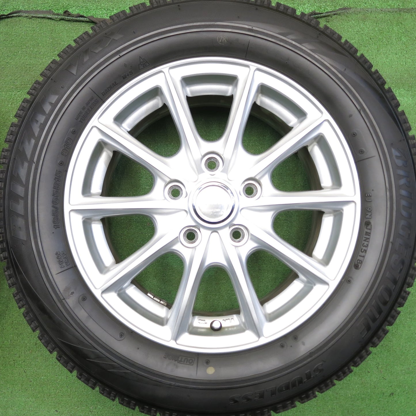 [送料無料]バリ溝！キレイ！9.5分★スタッドレス 195/65R15 ブリヂストン ブリザック VRX ECO FORME エコフォルム 15インチ PCD114.3/5H★3062313Hス