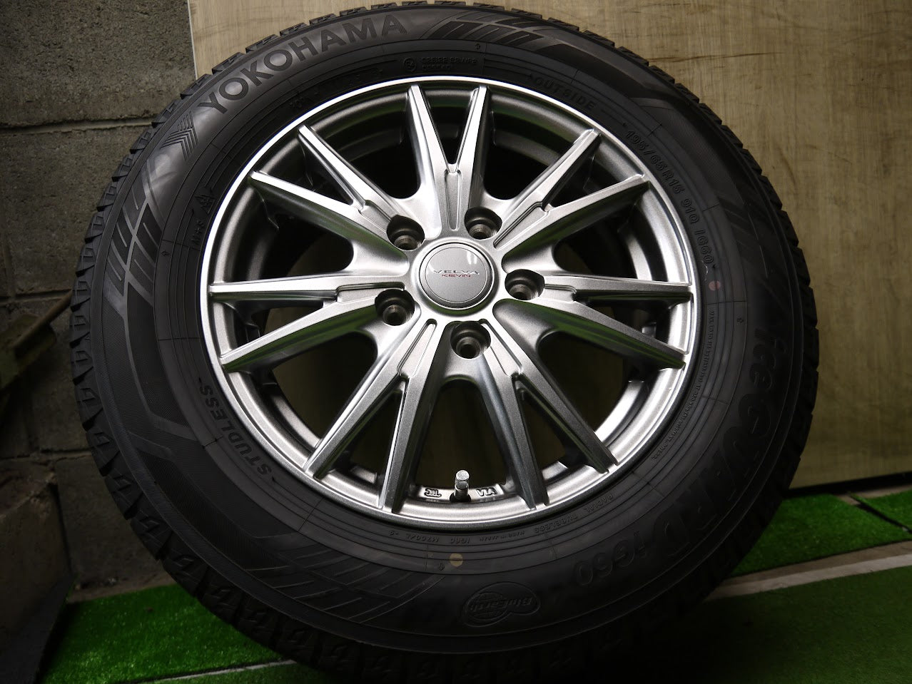 [送料無料]バリ溝！18年！キレイ！9.5分以上★スタッドレス 195/65R15 ヨコハマ アイスガード iG60 VELVA KEVIN ヴェルヴァ 15インチ PCD114.3/5H★