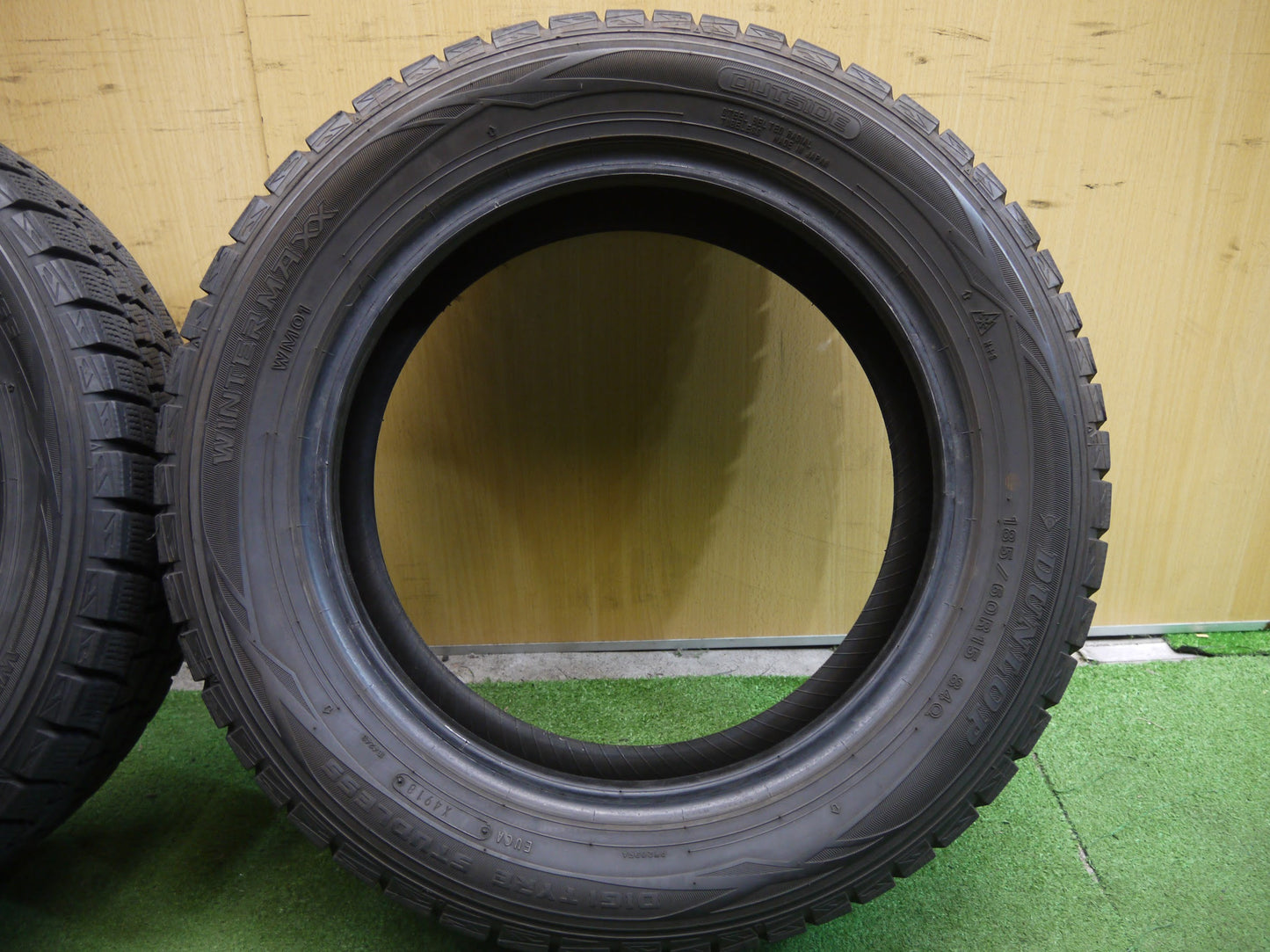 [送料無料]バリ溝！18年！9分★スタッドレス 185/60R15 ダンロップ ウインターマックス WM01 タイヤ 15インチ シエンタ アリオン プレミオ 等★2070213ヤスタ