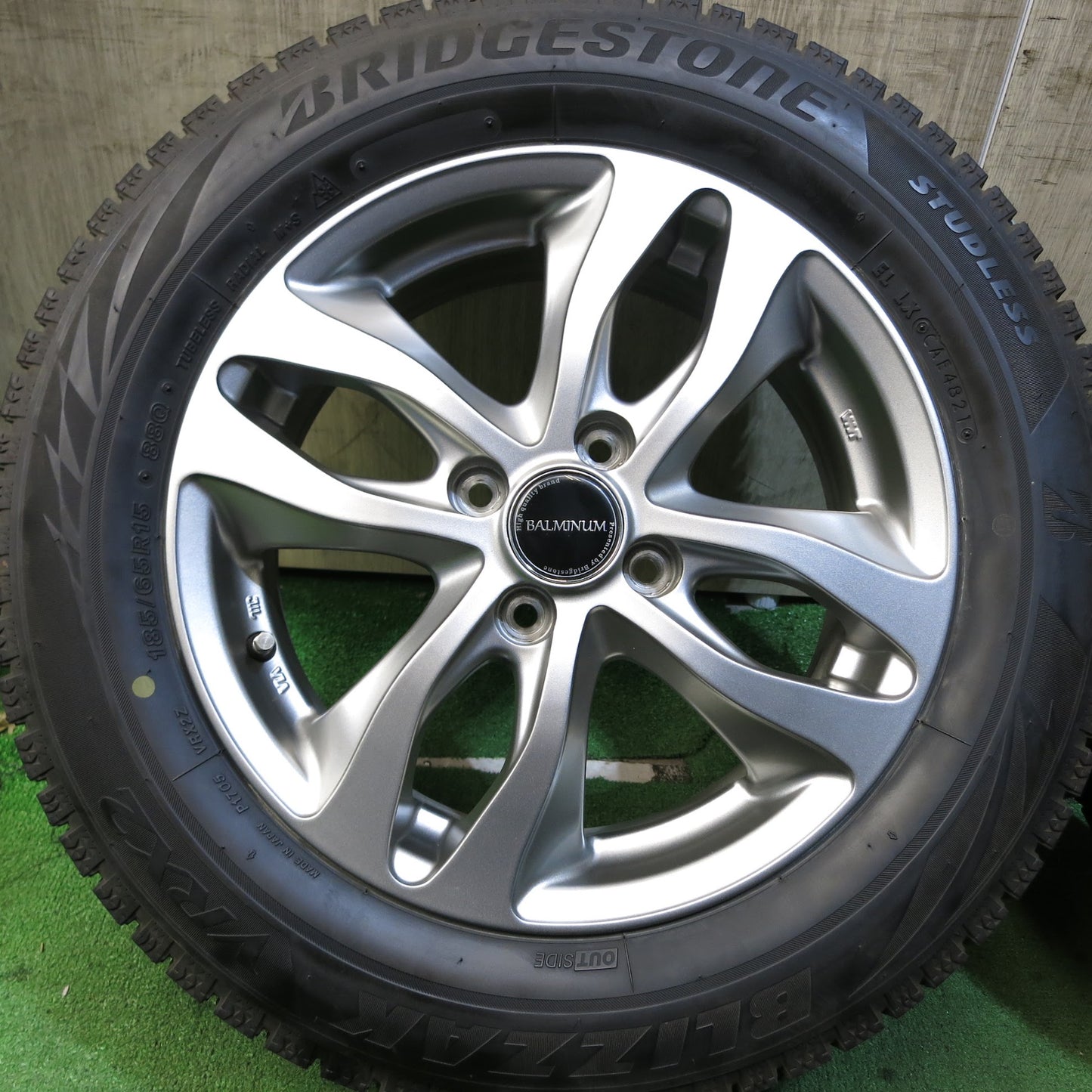 [送料無料]バリ溝！21年！キレイ！8.5分★スタッドレス 185/65R15 ブリヂストン ブリザック VRX2 BALMINUM バルミナ 15インチ PCD100/4H★3052310Hス