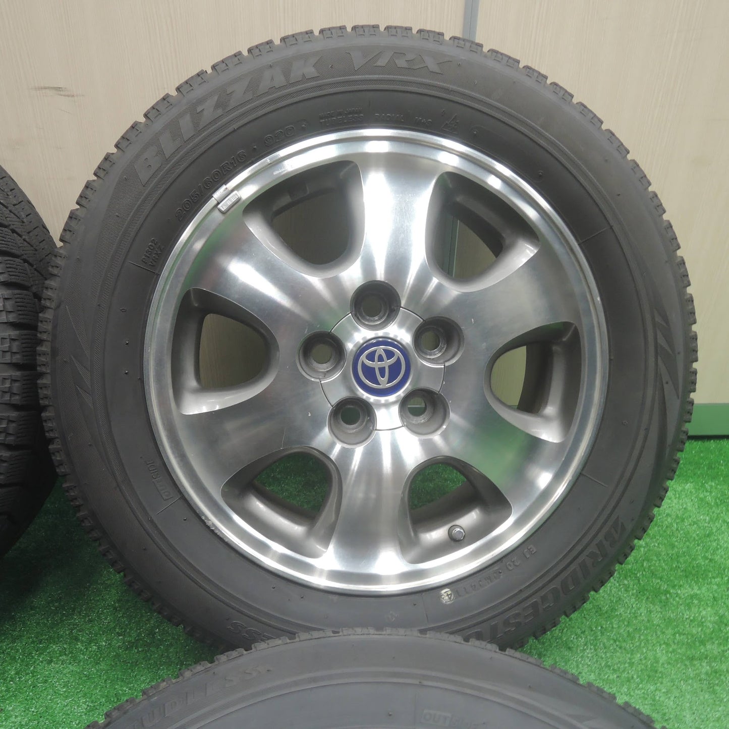 [送料無料]バリ溝！9分★トヨタ イプサム 純正 205/60R16 スタッドレス ブリヂストン ブリザック VRX 16インチ PCD114.3/5H★3072003SYス