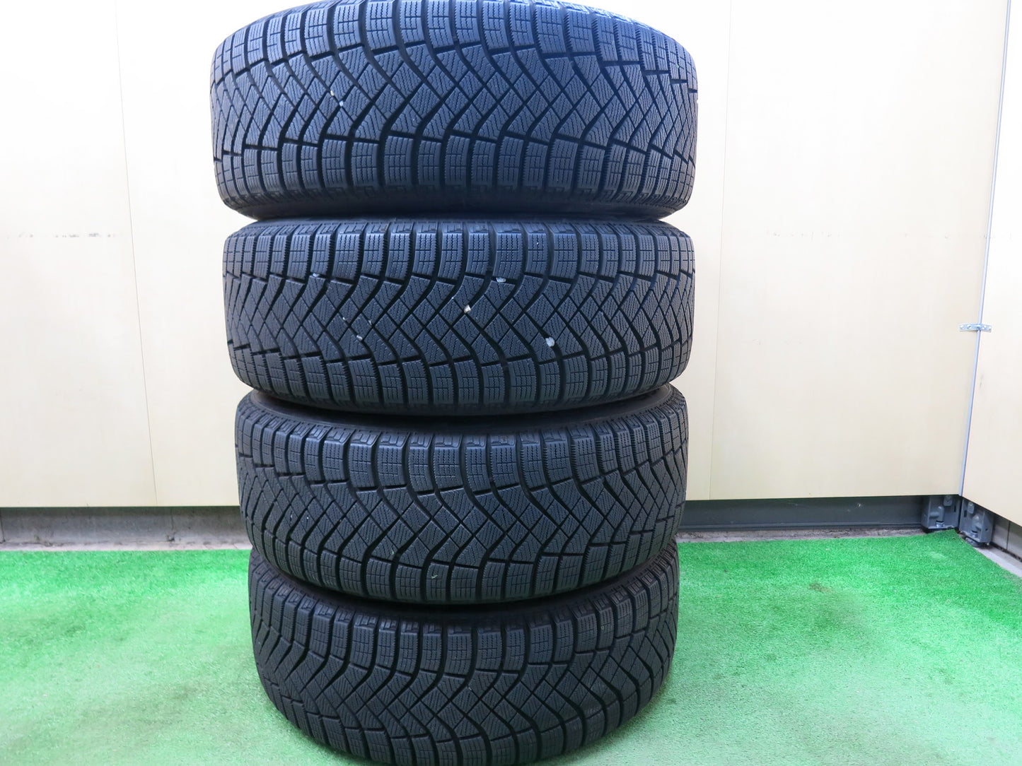 [送料無料]バリ溝！キレイ！9.5分★スタッドレス 215/55R17 ピレリ アイス ゼロ R LM SPORT LMスポーツ 17インチ PCD114.3/5H★3031101ヒス