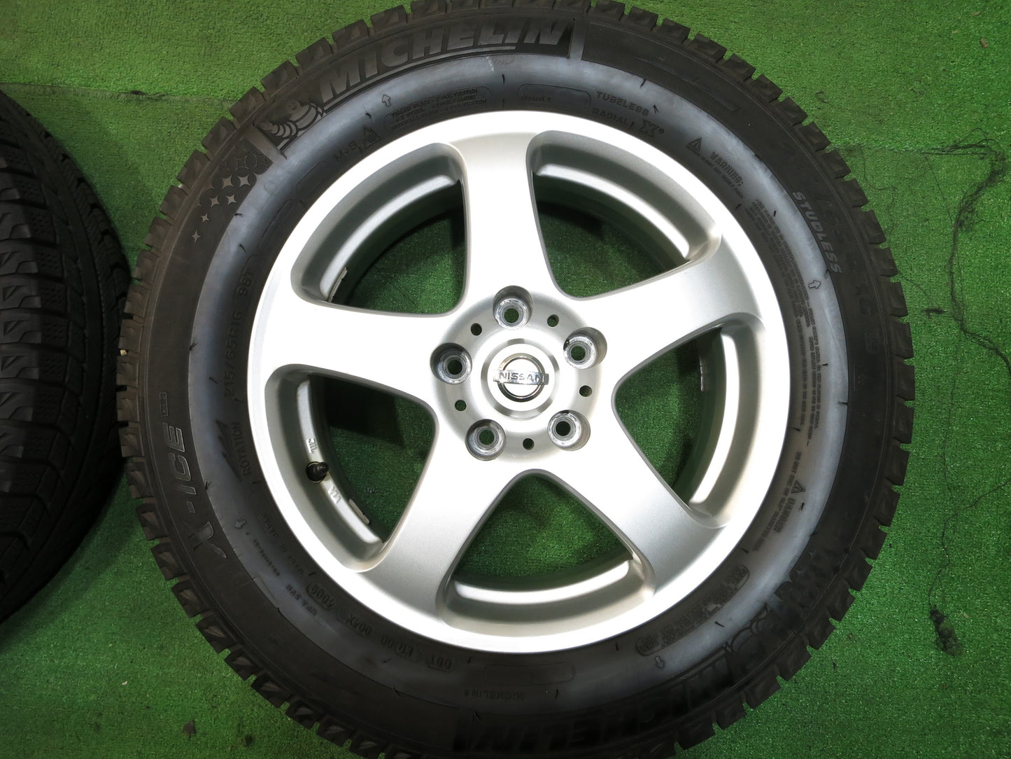 [送料無料]バリ溝！キレイ！9.5分以上★日産 エルグランド 純正 215/65R16 スタッドレス ミシュラン X-ICE XI2 16インチ PCD114.3/5H★2110904Hス