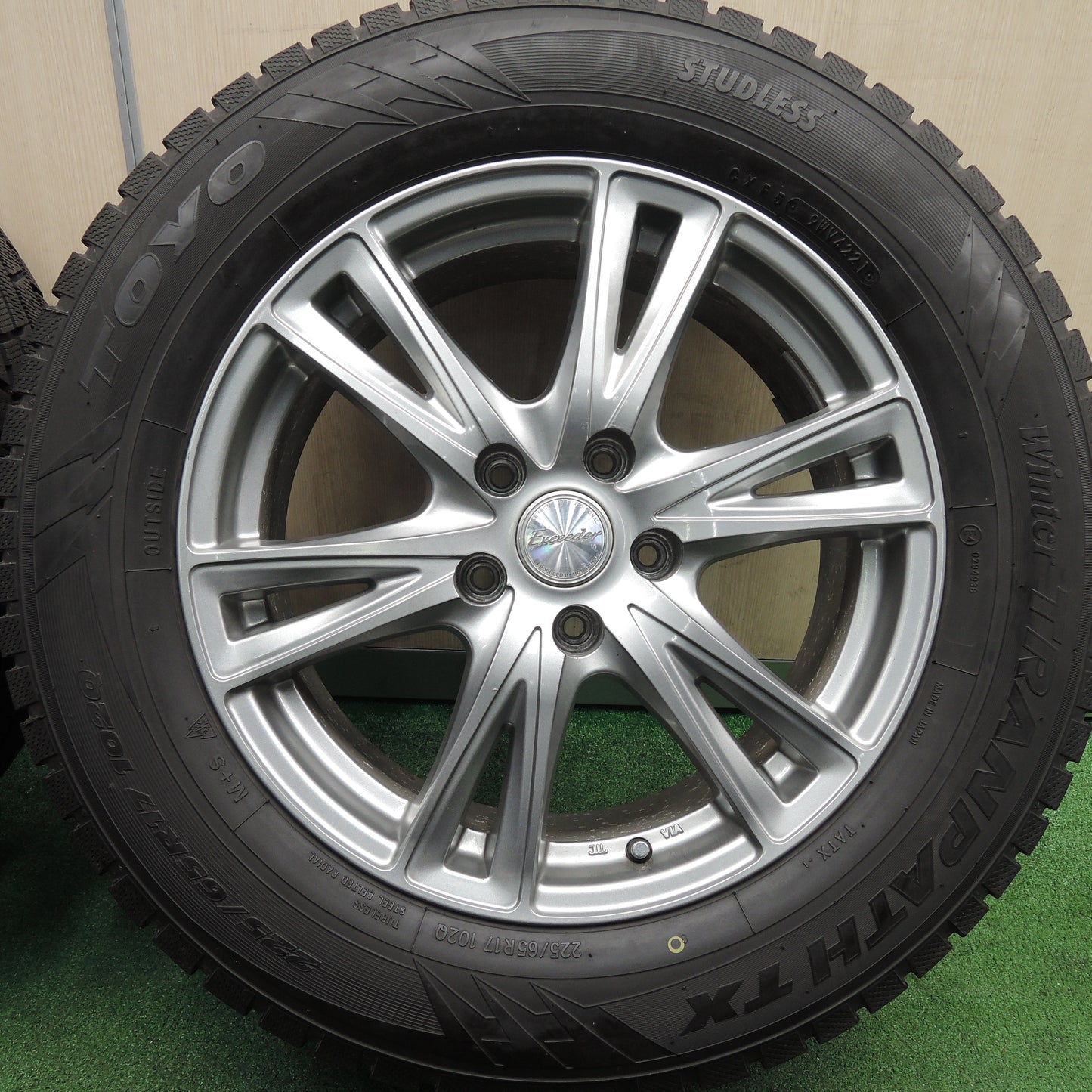 *送料無料*バリ溝！21年！キレイ！9.5分以上★スタッドレス 225/65R17 トーヨー ウインター トランパス TX Exceeder エクシーダー 17インチ PCD114.3/5H★3120914HAス