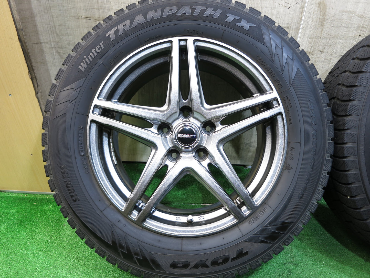 [送料無料]バリ溝！キレイ！9.5分★スタッドレス 225/65R17 トーヨー ウインター トランパス TX WAREN HOT STUFF ヴァーレン 17インチ PCD114.3/5H★2092310Hス