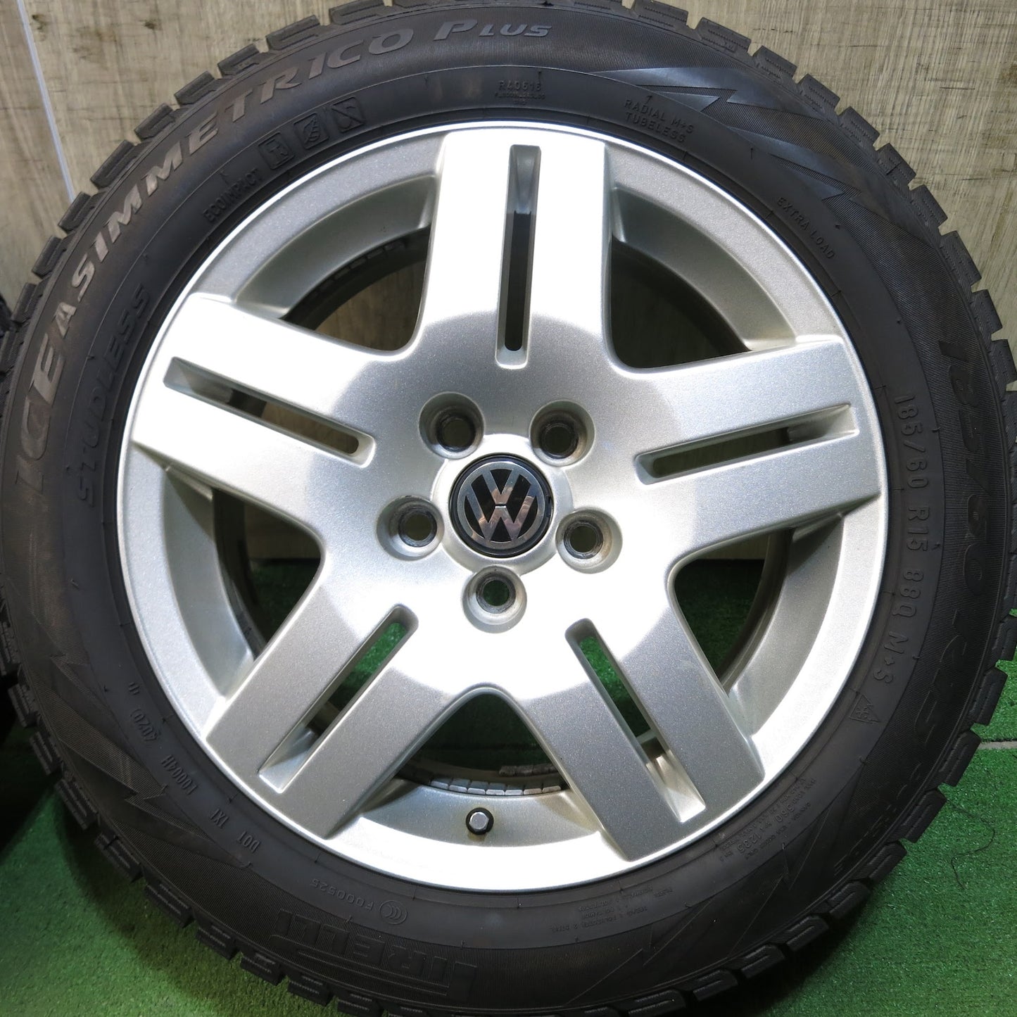 [送料無料]バリ溝！20年！キレイ！9.5分★ワーゲン ポロ 純正 185/60R15 スタッドレス ピレリ アイスアシンメトリコ プラス 15インチ PCD100/5H★3051205Hス