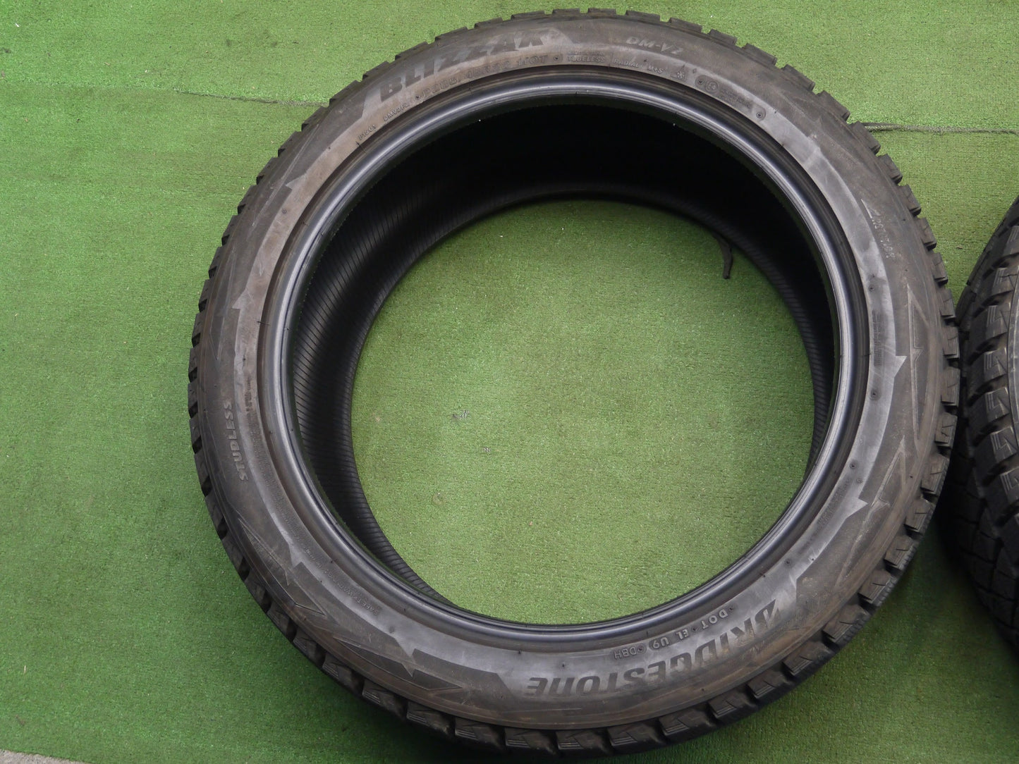[送料無料]バリ溝！9.5分★スタッドレス 285/45R22 ブリヂストン ブリザック DM-V2 タイヤ 22インチ ベンツG レクサスLX ランクル エスカレード 等★3022503ナスタ