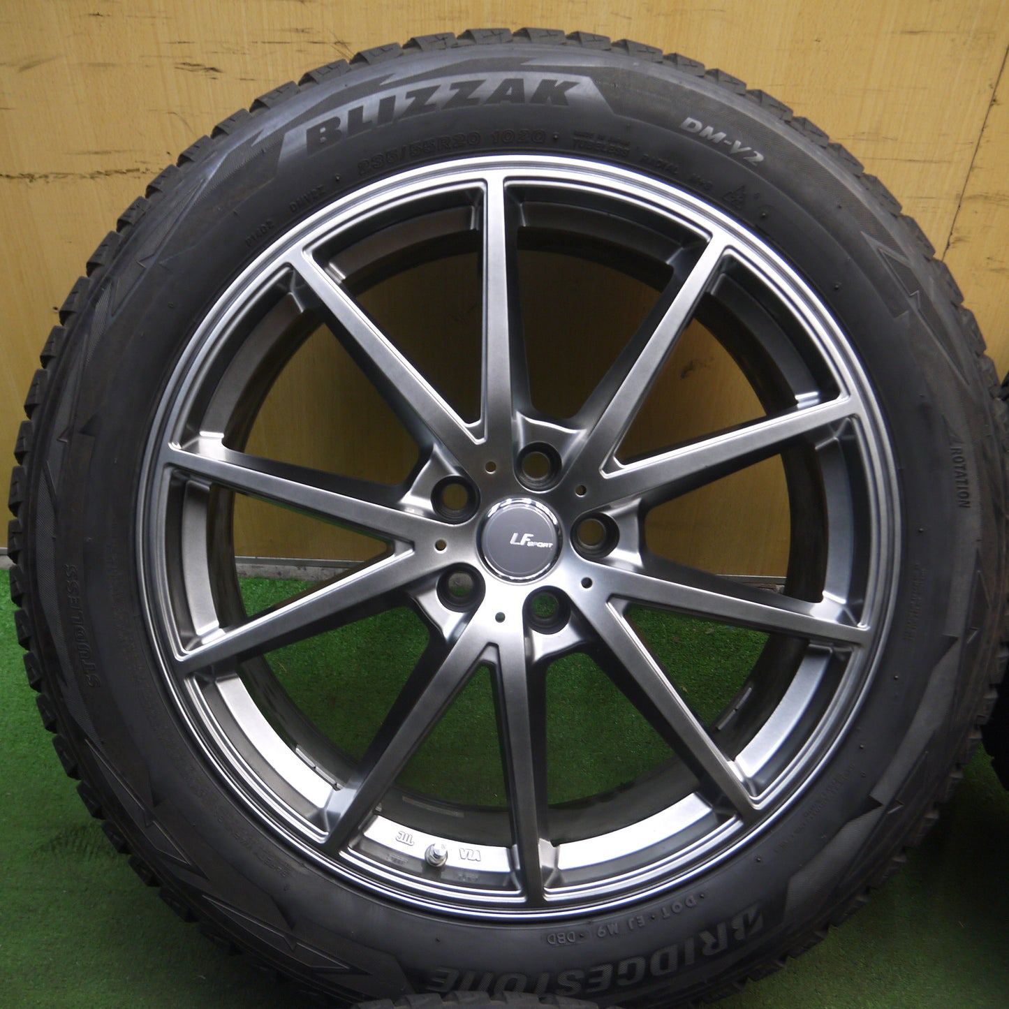 *送料無料*キレイ★スタッドレス 235/55R20 ブリヂストン ブリザック DM-V2 LF SPORT LFスポーツ 20インチ PCD114.3/5H★4011011KKス