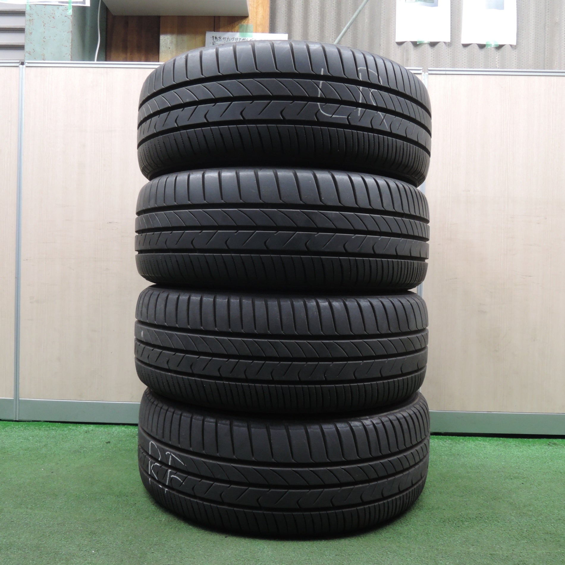 送料無料* バリ溝！22年！キレイ！9.5分☆ホンダ ヴェゼル 純正 215
