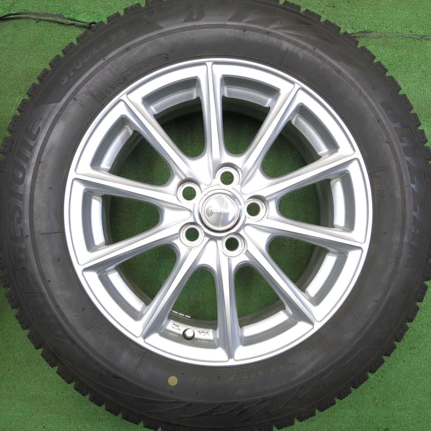 [送料無料]バリ溝！綺麗！9分★プリウス 等 195/65R15 スタッドレス ブリヂストン ブリザック VRX2 ECO FORME エコフォルム 15インチ PCD100/5H★3062312Hス