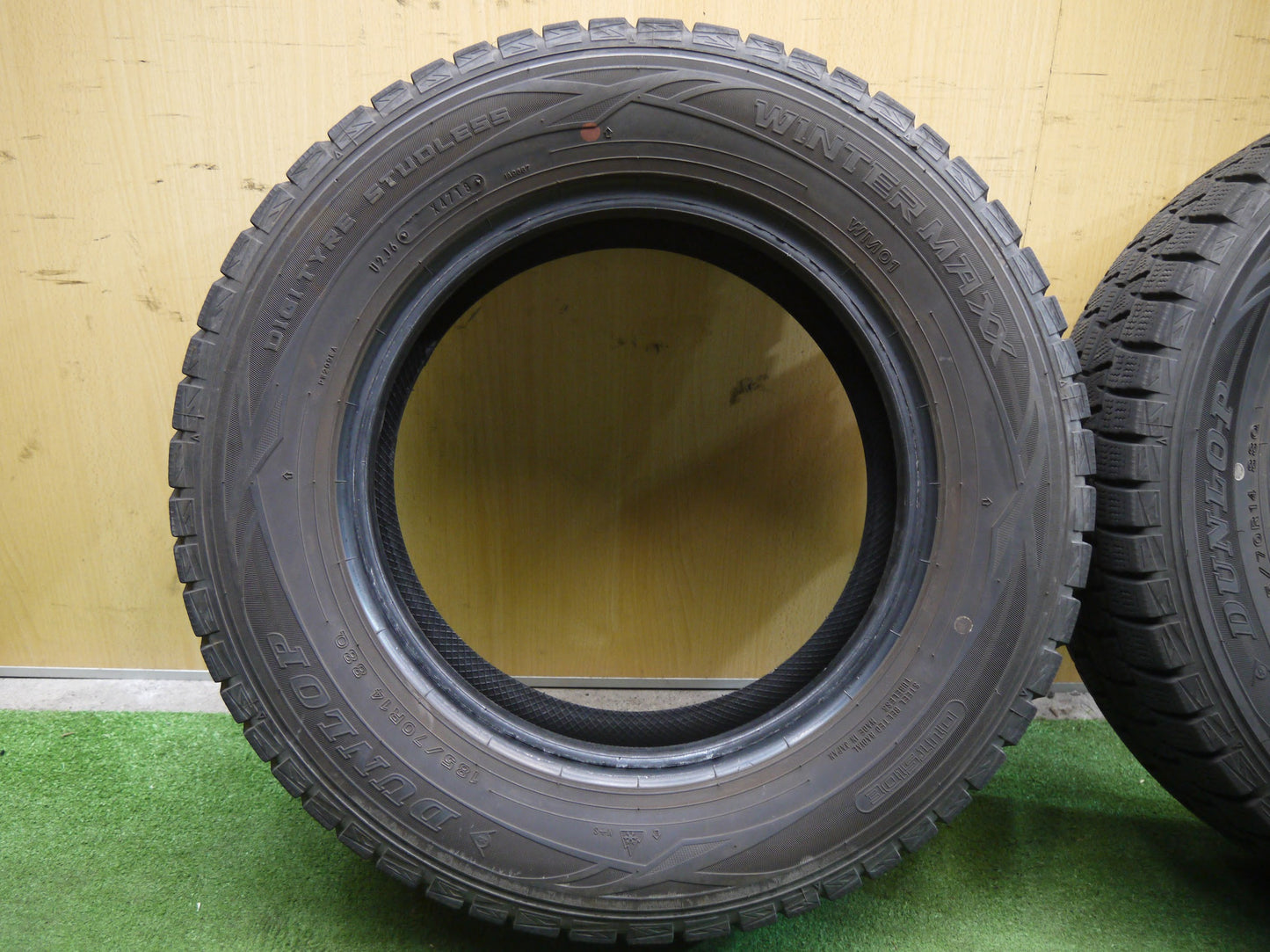 [送料無料]バリ溝！18年！8.5分★スタッドレス 185/70R14 ダンロップ ウインターマックス WM01 タイヤ 14インチ ノート ティーダ フリード 等★2070209ヤスタ