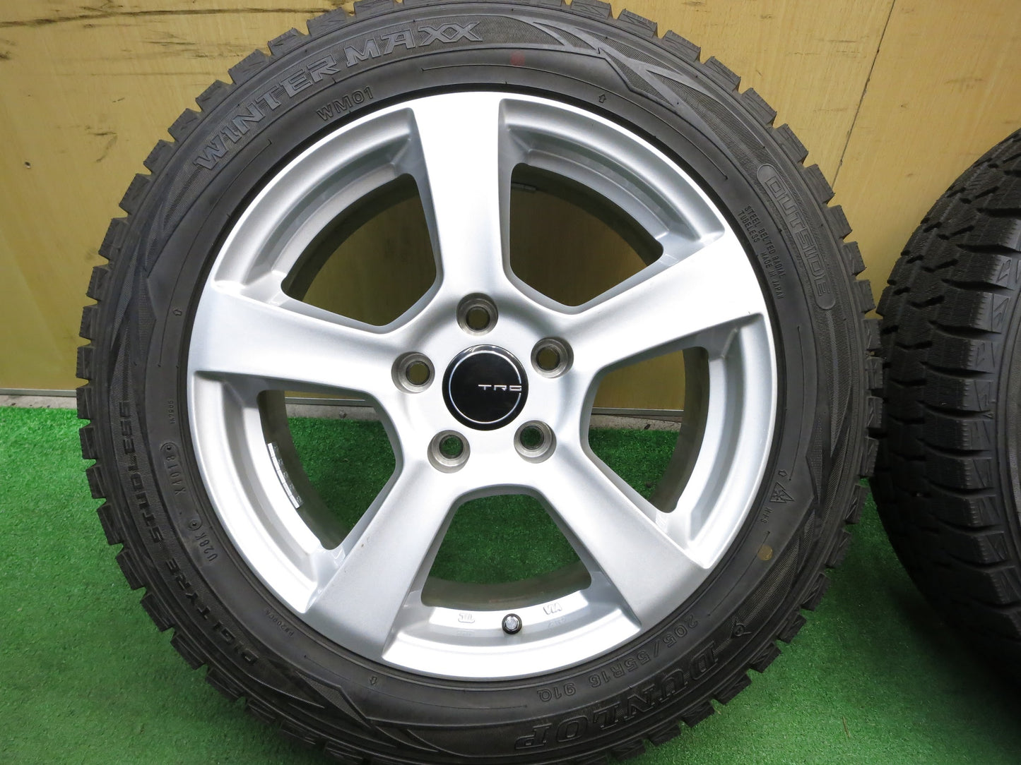 [送料無料]超バリ溝！18年！キレイ！ほぼ10分★アウディ ワーゲン 等 205/55R16 スタッドレス ダンロップ ウインターマックス WM01 TRG PCD112/5H★2112309Hス