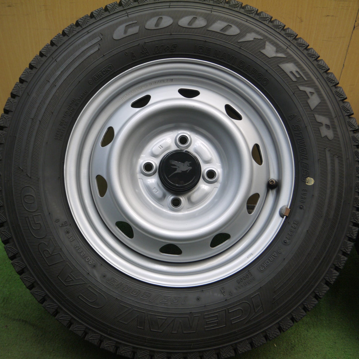 *送料無料*超バリ溝！22年！キレイ！ほぼ10分★スタッドレス 165/80R13 90/88N グッドイヤー アイスナビ カーゴ スチール ホイール 13インチ PCD100/4H★4012209Hス