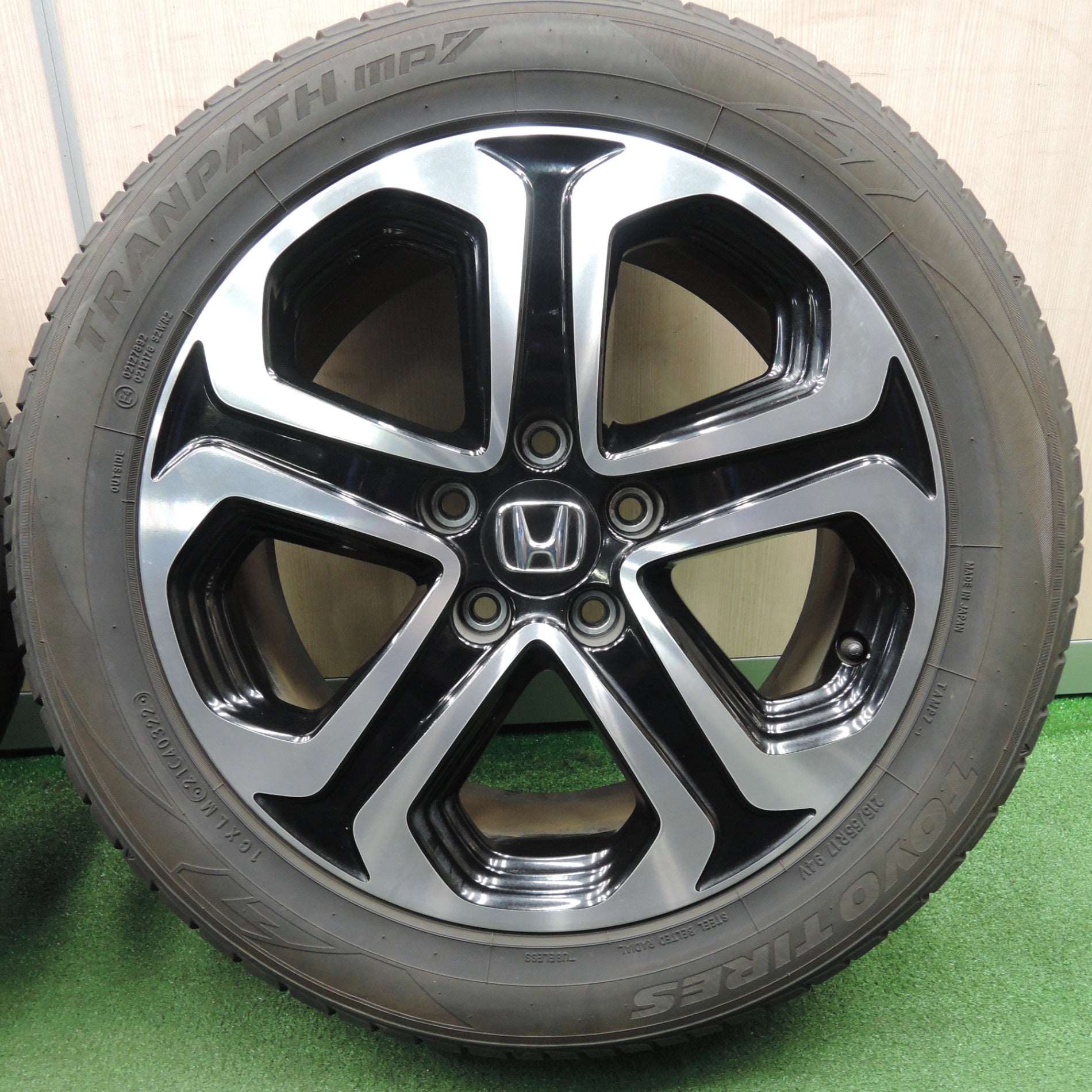 送料無料* バリ溝！22年！キレイ！9.5分☆ホンダ ヴェゼル 純正 215