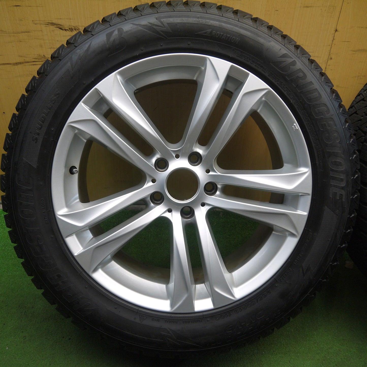 [送料無料]バリ溝！19年！キレイ！9.5分以上★BMW 等 MAK 265/50R19 スタッドレス ブリヂストン ブリザック DM-V3 19インチ PCD120/5H★3041202クス