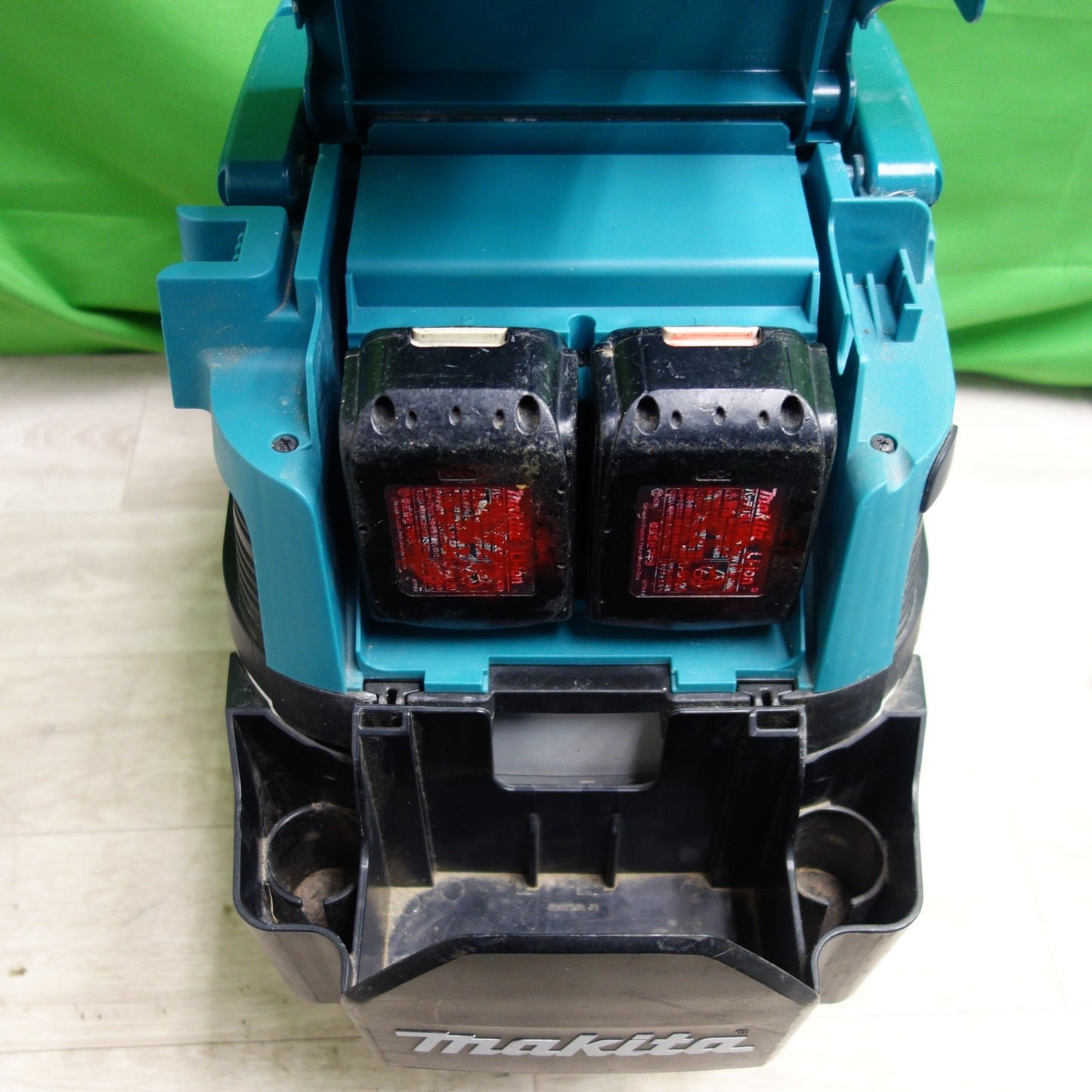 [送料無料] バッテリー2個付☆マキタ 粉じん 専用 業務用 充電式 集じん機 VC864D 粉塵専用 集塵機 充電器 DC18RC☆