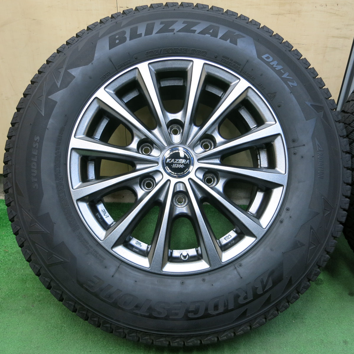 *送料無料*キレイ★ハイエース 等 195/80R15 スタッドレス ブリヂストン ブリザック DM-V2 KAZERA -H300- 15インチ PCD139.7/6H★3102005イス