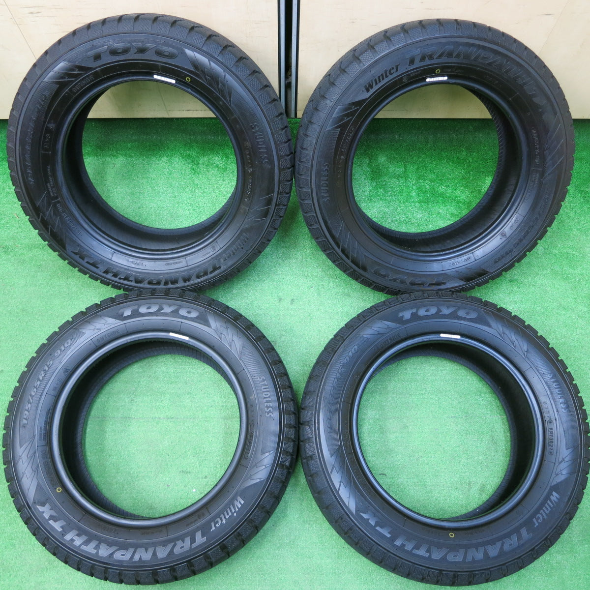 *送料無料*バリ溝！21年！9.5分以上★スタッドレス 195/65R15 トーヨー ウインター トランパス TX タイヤ 15インチ ノア ヴォクシー 等★3120917イスタ