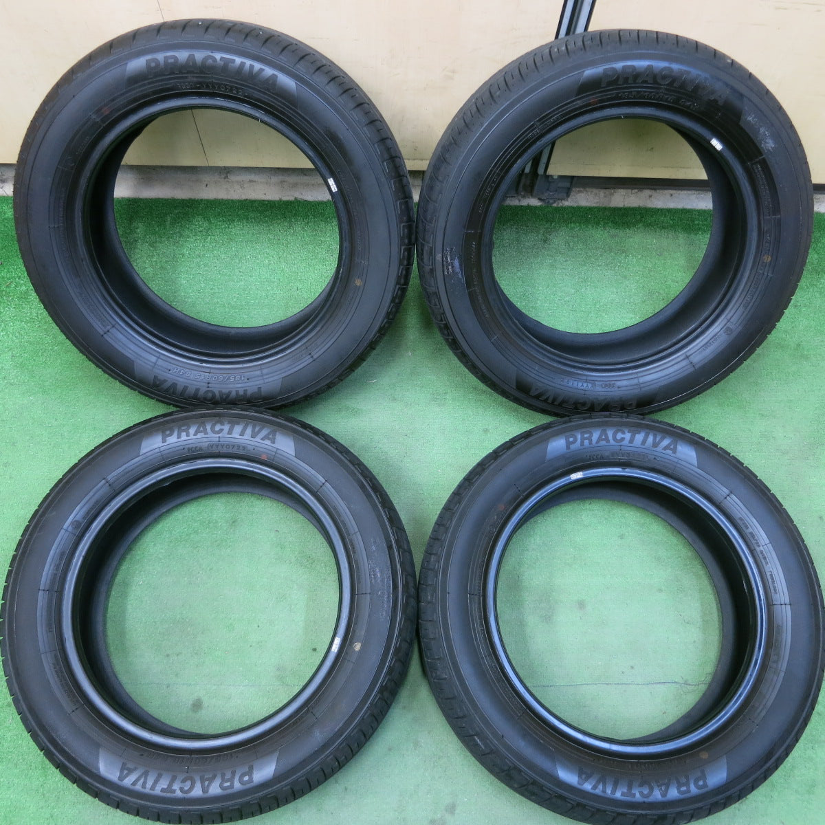 *送料無料*バリ溝！22年！9.5分★185/60R15 ヨコハマ プラクティバ タイヤ 15インチ アクア カローラ ヤリス ヴィッツ フィット 等★31003003イノタ