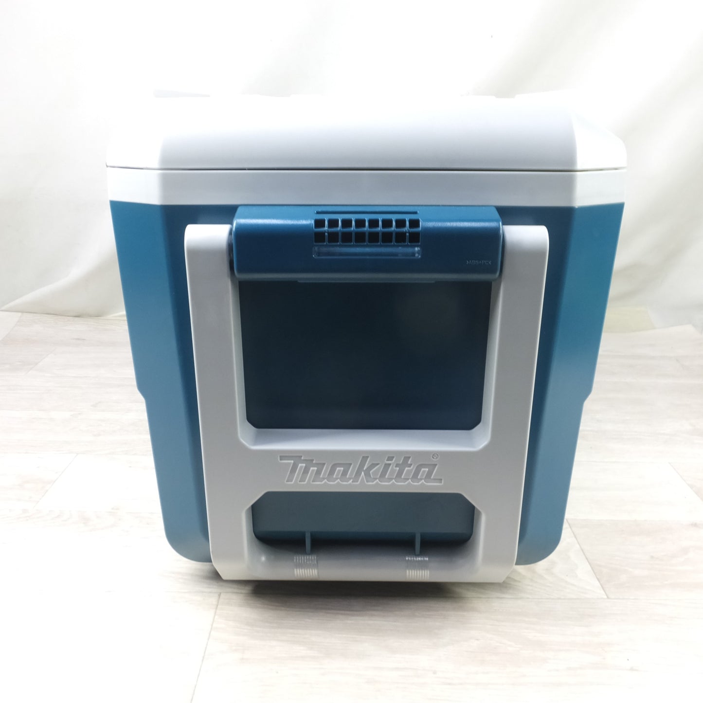 [送料無料] 美品◆makita マキタ 充電式保冷温庫 CW001G 容量20L ACアダプタ付き クーラーボックス◆