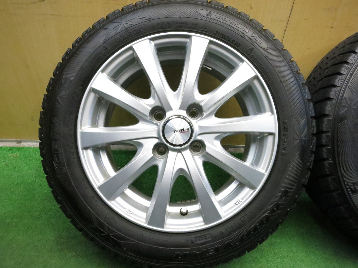 [送料無料]バリ溝！19年！9.5分以上★スタッドレス 165/65R14 グッドイヤー アイスナビ6 ravrion RS01 ラブリオン 14インチ PCD100/4H★2121904Hス