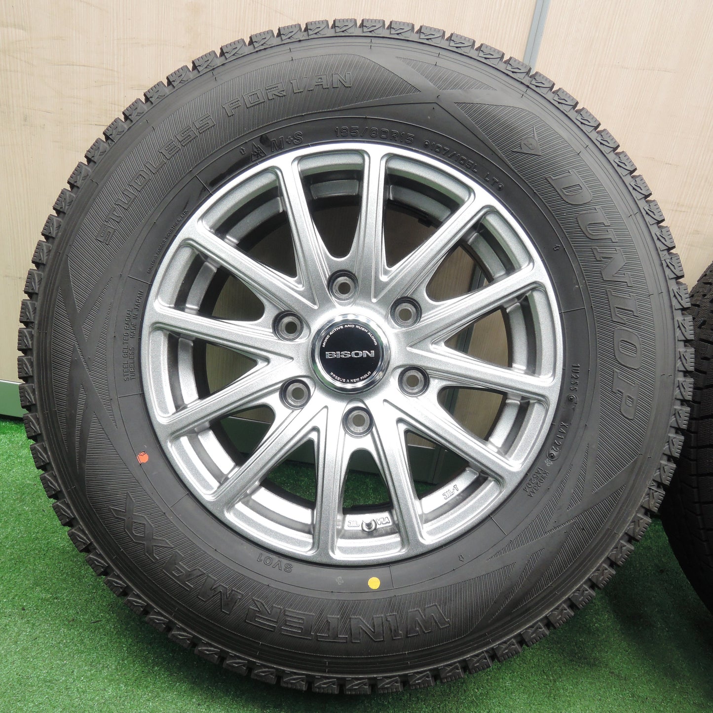 *送料無料*超バリ溝！22年！キレイ！ほぼ10分★ハイエース 等 195/80R15 スタッドレス ダンロップ ウインターマックス SV01 BISON バイソン PCD139.7/6H★3112101NJス