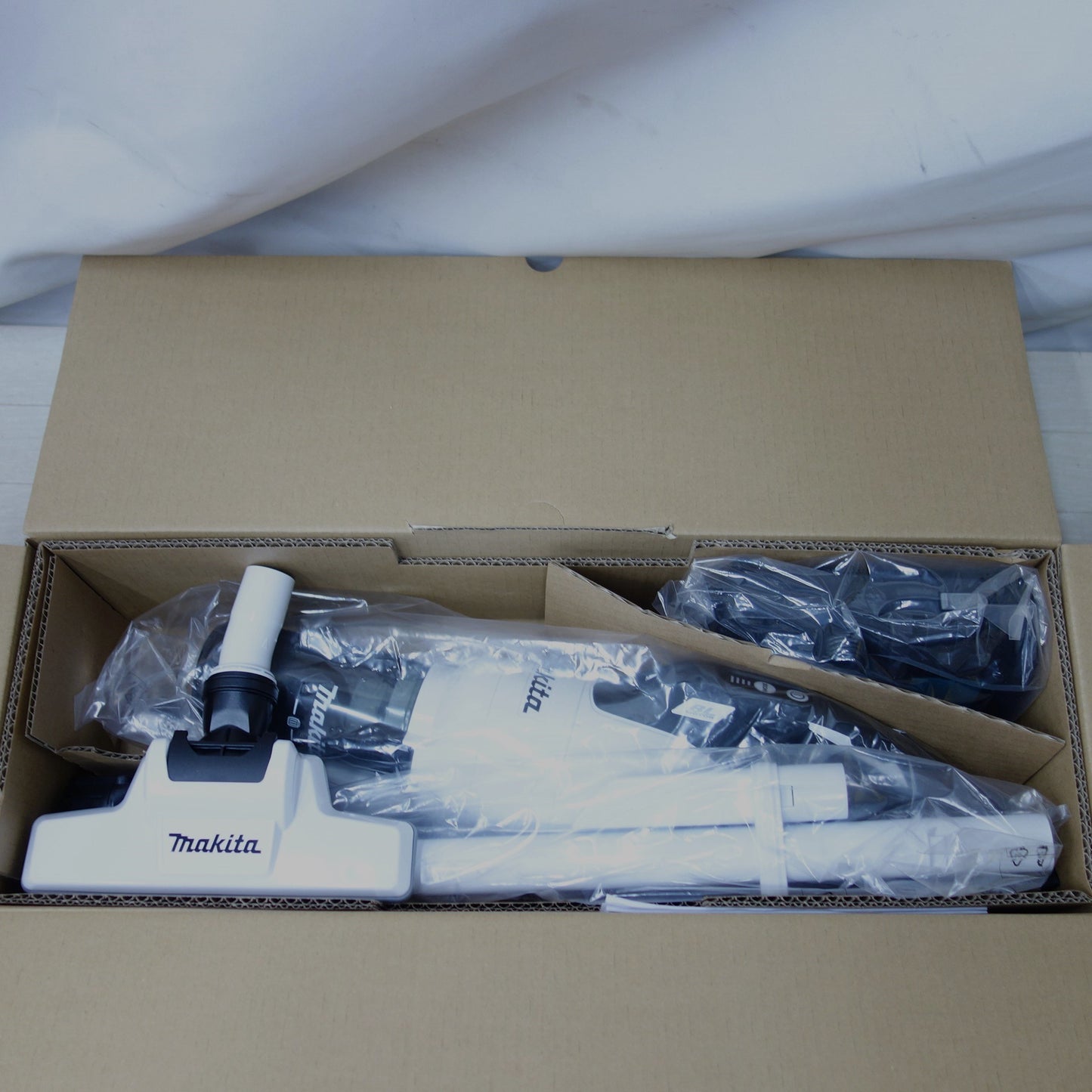 [送料無料] 未使用◆makita マキタ 充電式クリーナ CL286FDRFW バッテリー 充電器付き ワンタッチスイッチ サイクロン使用 電動工具◆