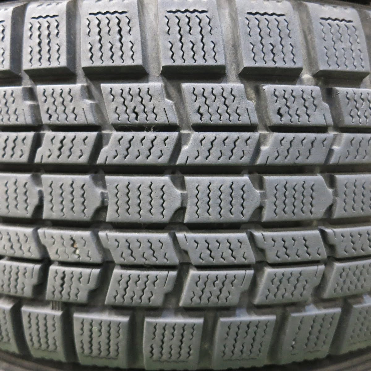 [送料無料]バリ溝！9.5分★スバル レガシィ アウトバック 純正 225/60R17 スタッドレス ダンロップ グラントレック SJ7 17インチ PCD100/5H★3062601イス