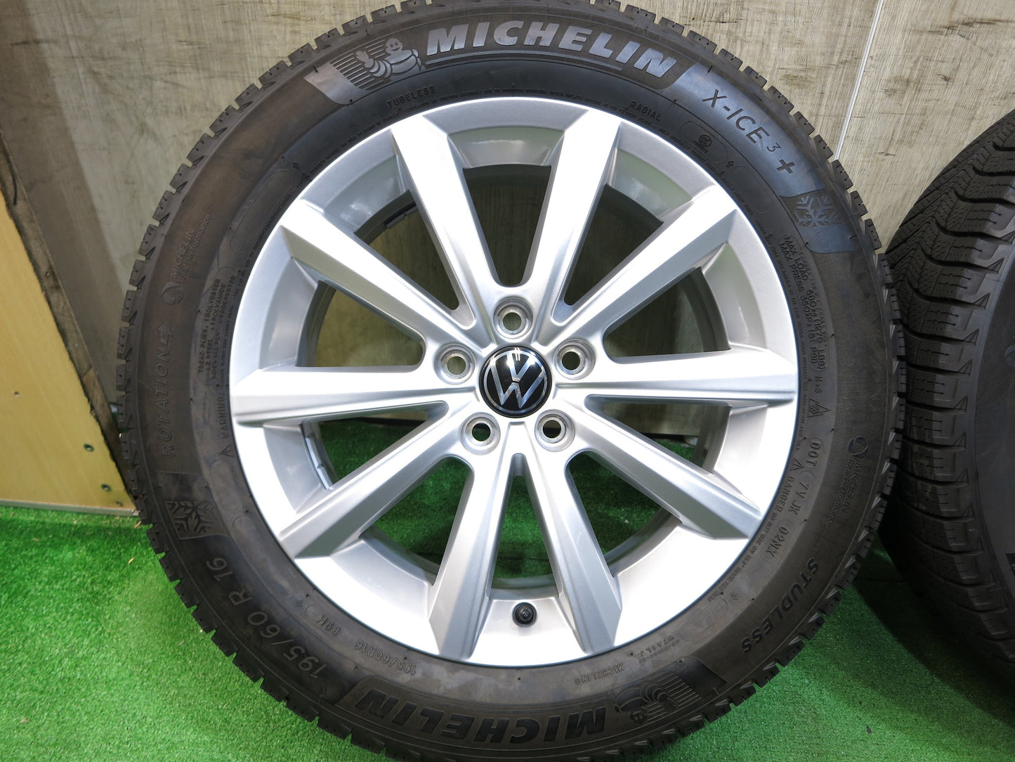 [送料無料]バリ溝！19年！綺麗！9.5分★ワーゲン T-Cross 純正 BORBET 195/60R16 スタッドレス ミシュランX-ICE3+ T-クロス ティークロス PCD100/5H★2101408Hス
