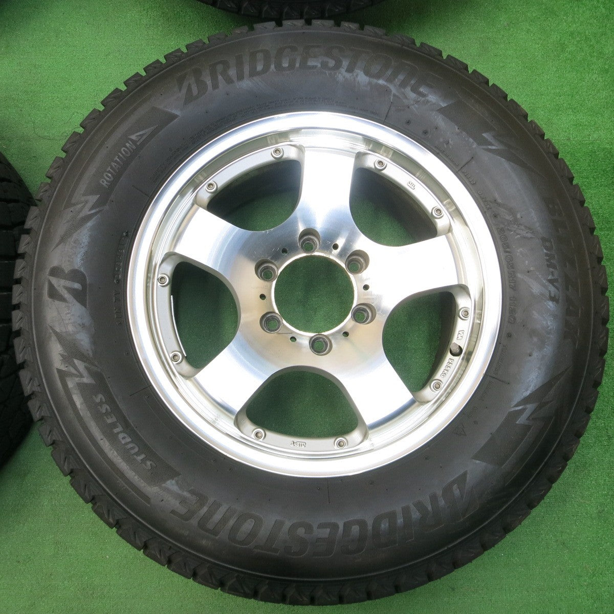 *送料無料* 超バリ溝！9.5分以上★ランクル等 265/65R17 スタッドレス ブリヂストン ブリザック DM-V3 社外 アルミ PCD139.7/6H★4022606イス